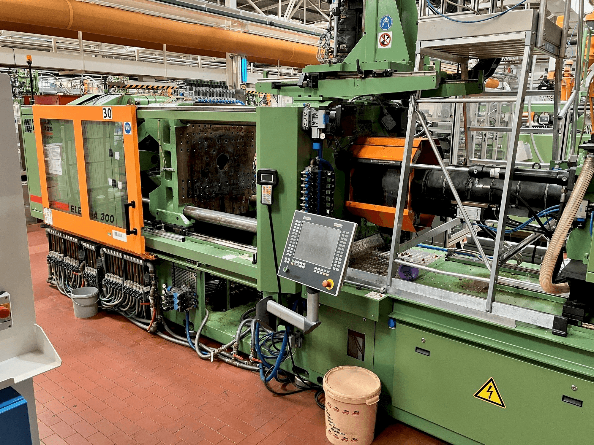 Вид станка FERROMATIK MILACRON Europe Elektra 300 спереди