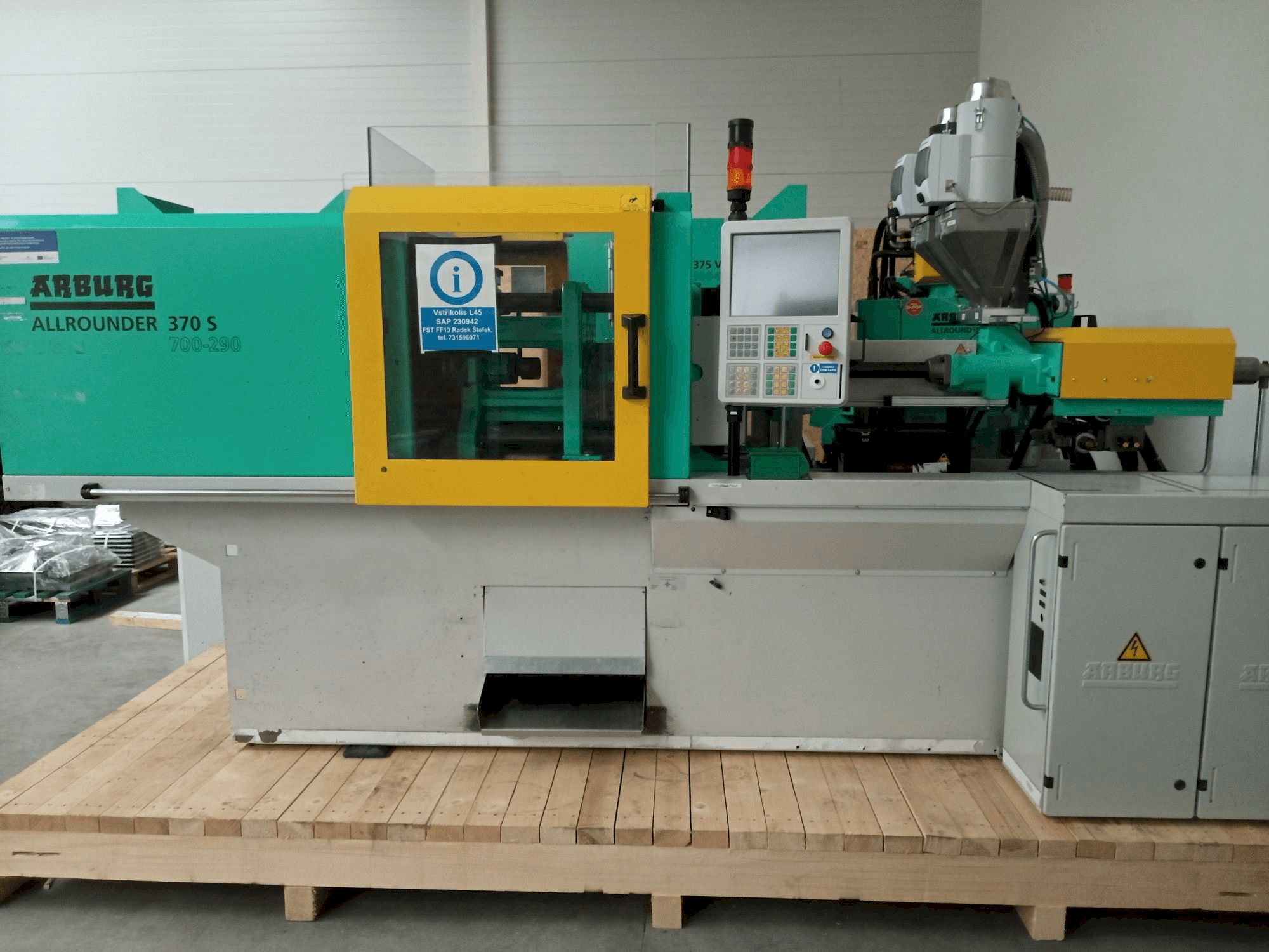 Вид станка Arburg Allrounder 370S 700–290 спереди