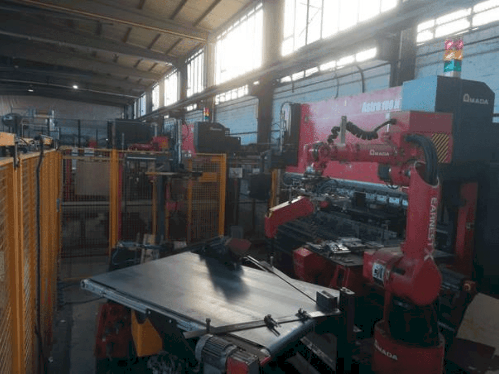 Вид станка AMADA Astro 100 NT спереди