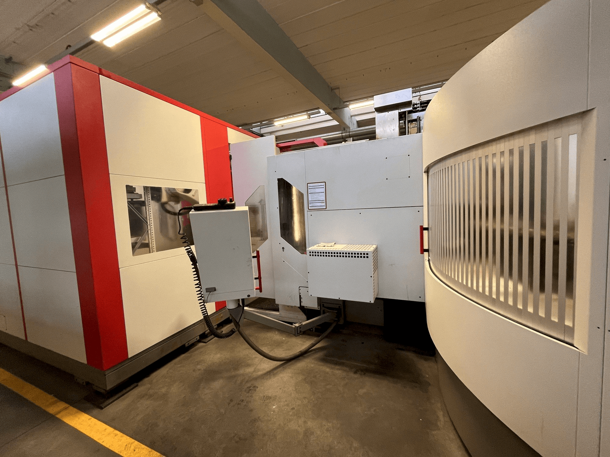 Вид станка с HERMLE RS1 Robot System правой стороны