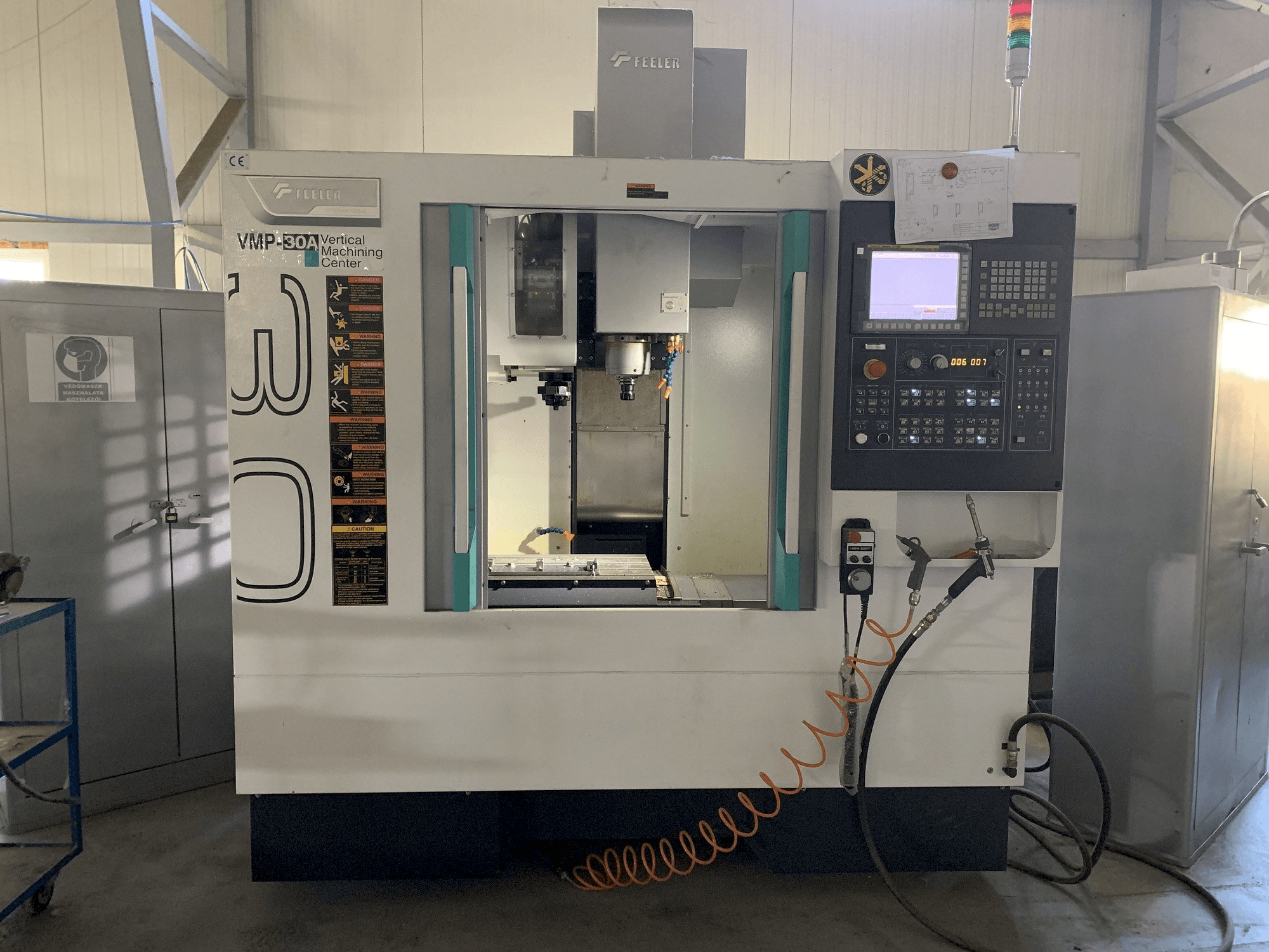 Вид станка Feeler VMP 30 спереди