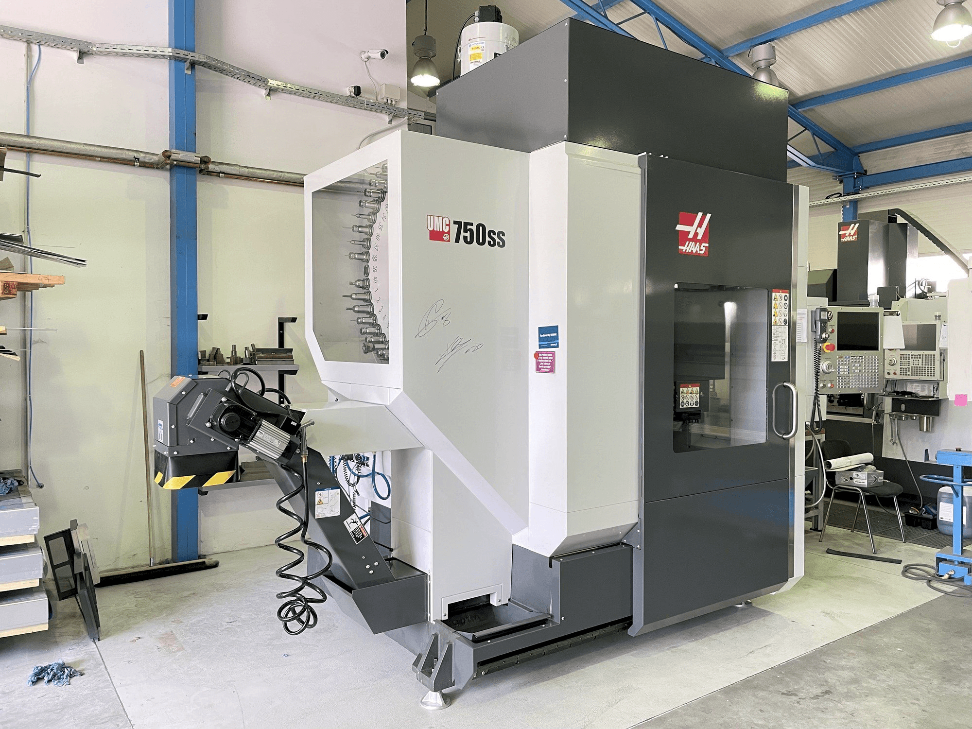 Вид станка HAAS UMC 750 SS спереди