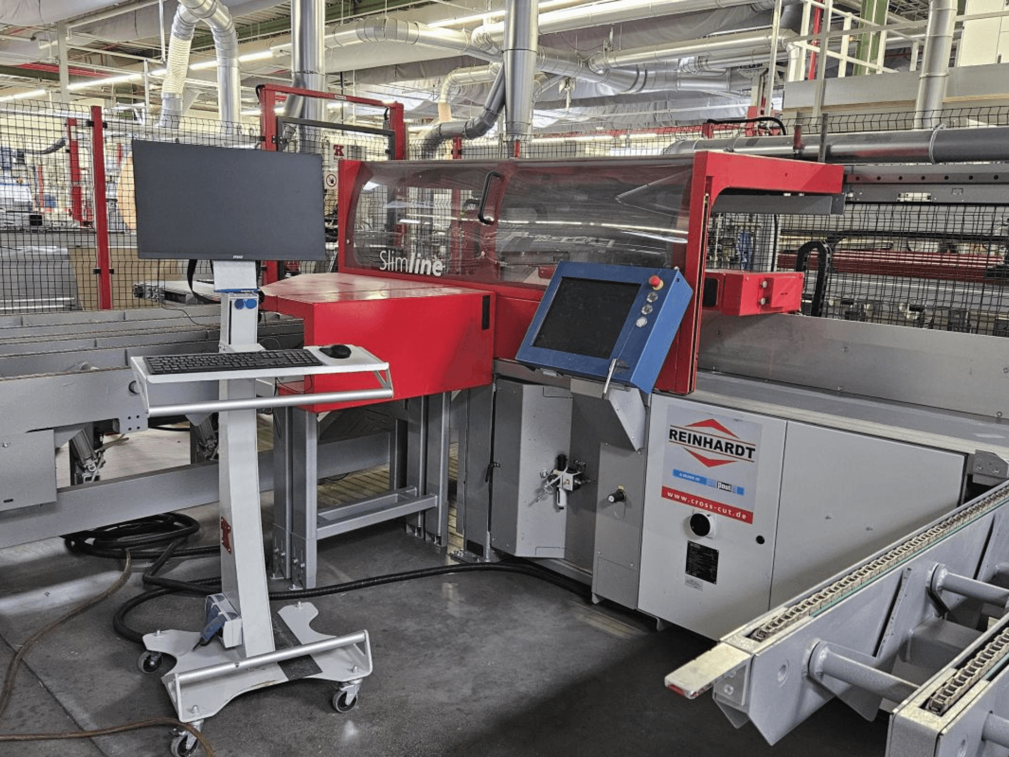 Оптимизация поперечной распиловки Paul Reinhardt SlimLine 110, вид спереди с панелью управления и монитором для настройки работы.