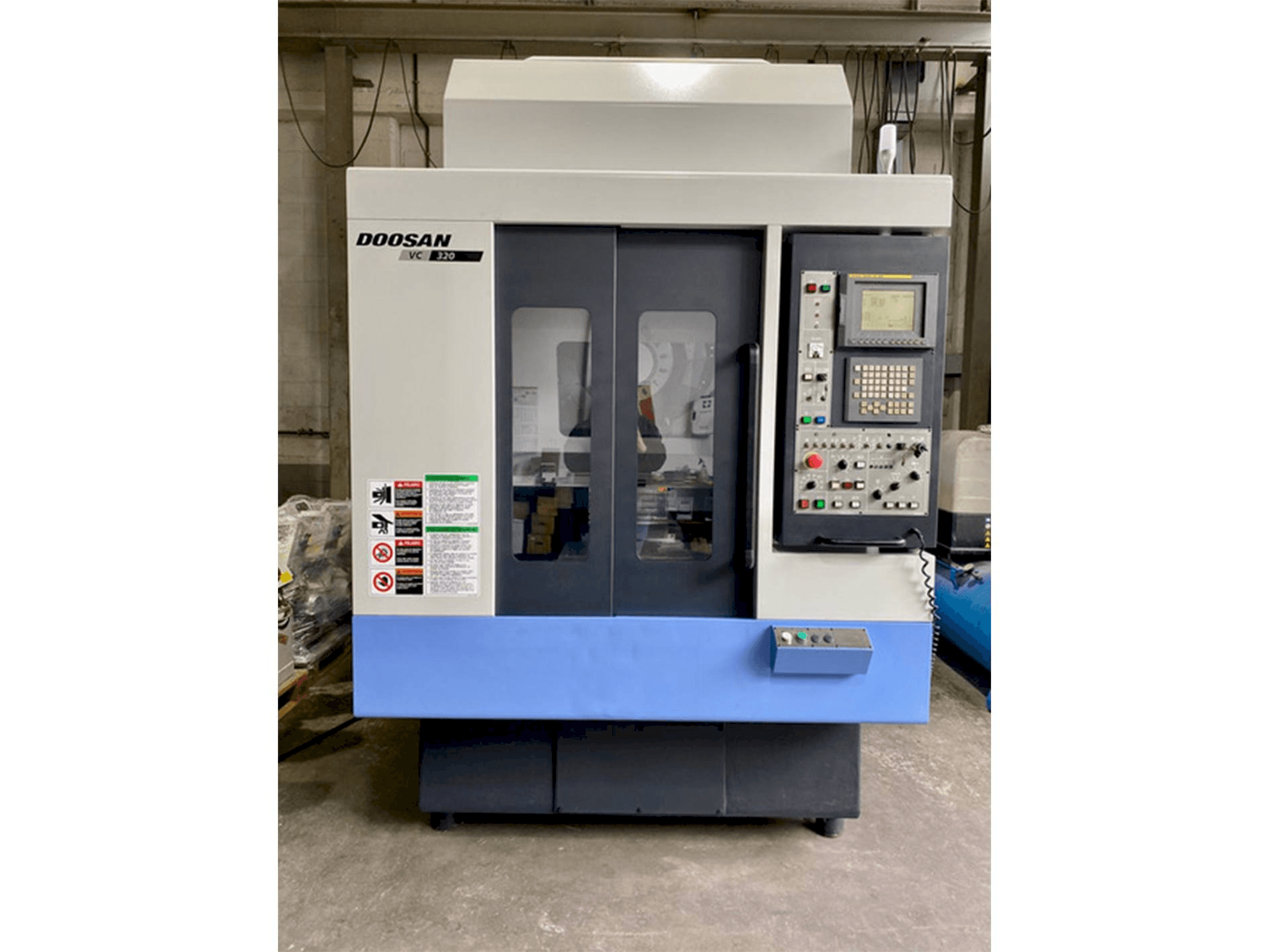 Вид станка Doosan VC 320 спереди