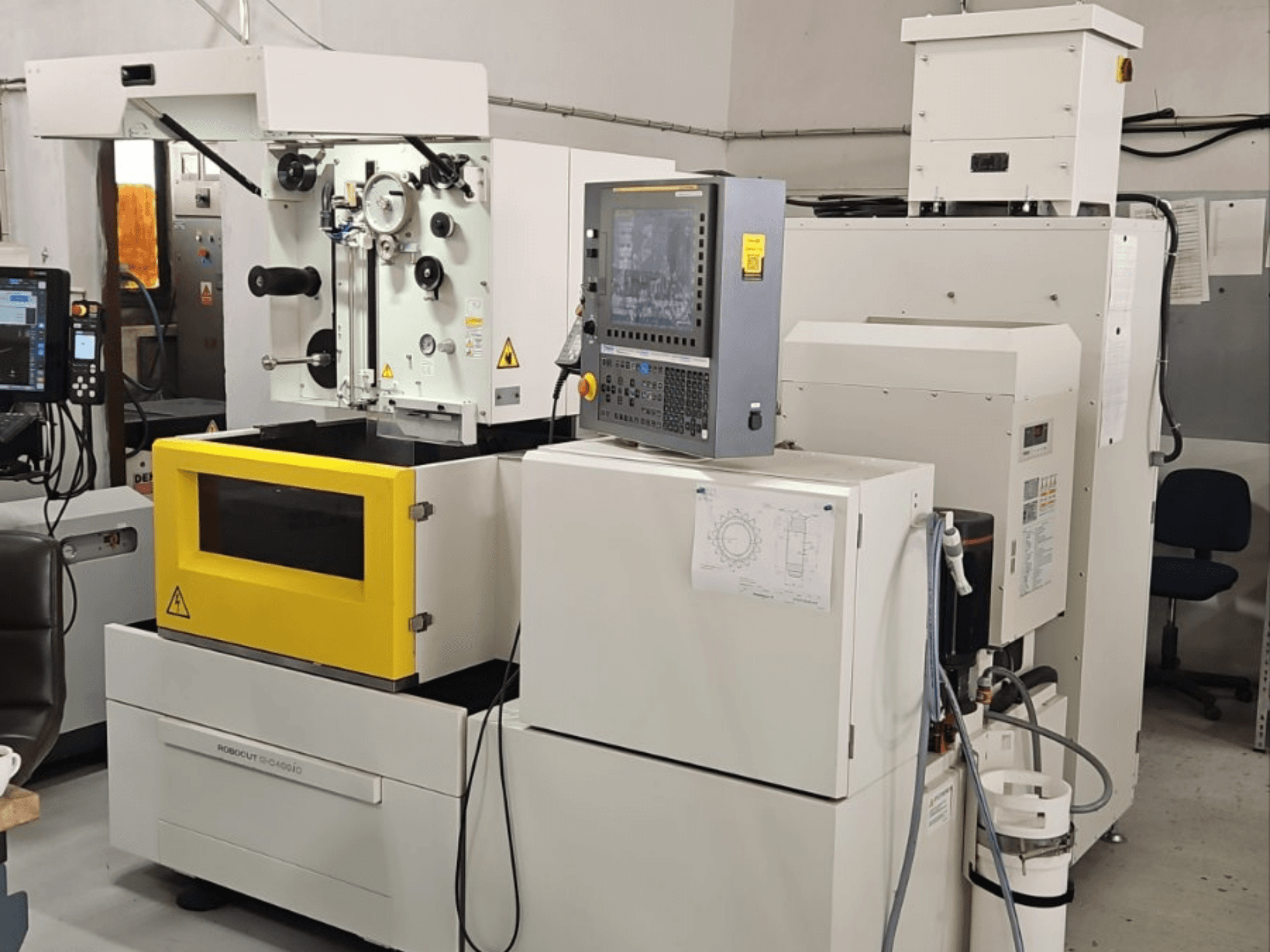 Электроэрозионный станок FANUC Robocut alpha C400iC, вид спереди с панелью управления и желтой рабочей камерой.