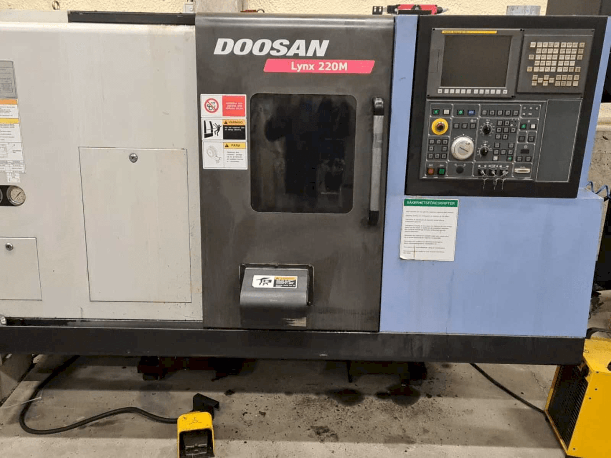Вид станка Doosan Lynx 220MA + bar feeder LNS Express спереди