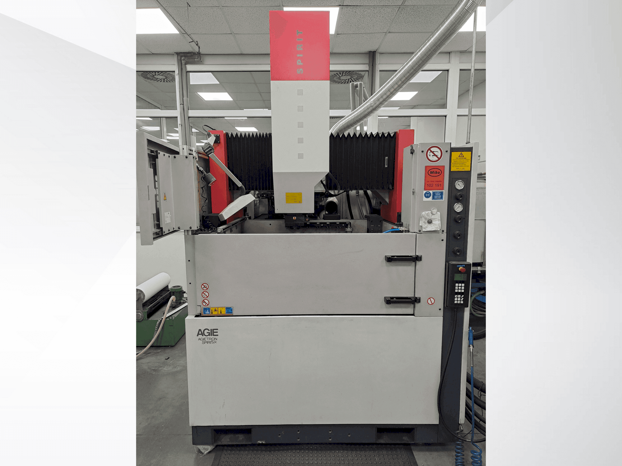 Вид станка AGIE AGIETRON SPIRIT 4 спереди