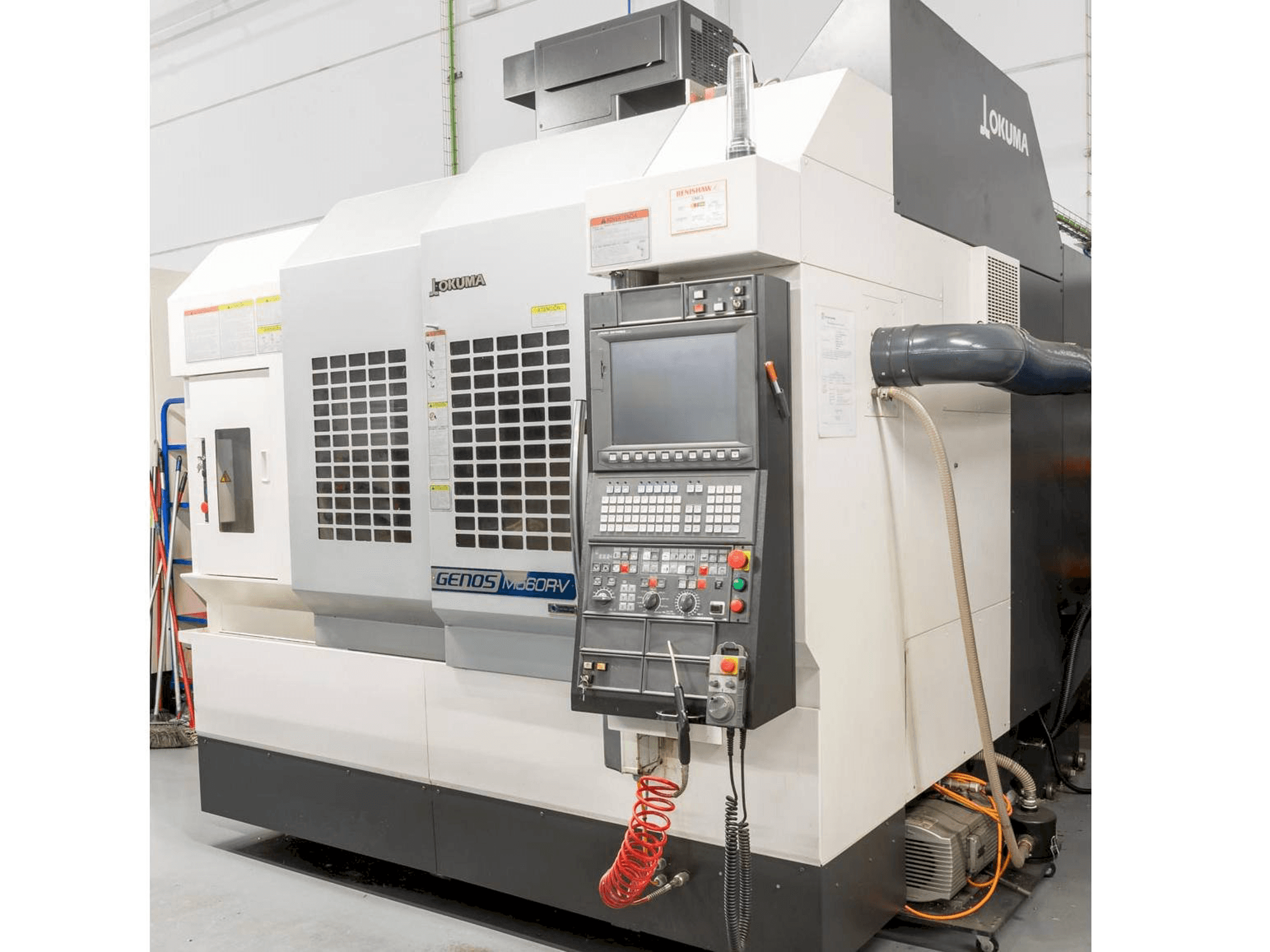 Вид станка Okuma Genos M560R-V спереди