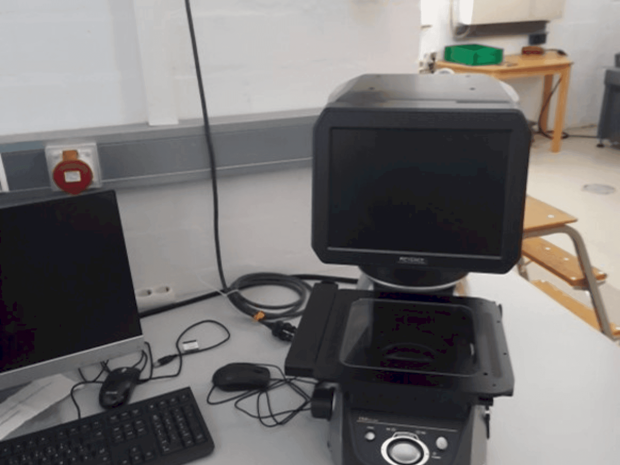 Вид станка KEYENCE IM-7020 спереди