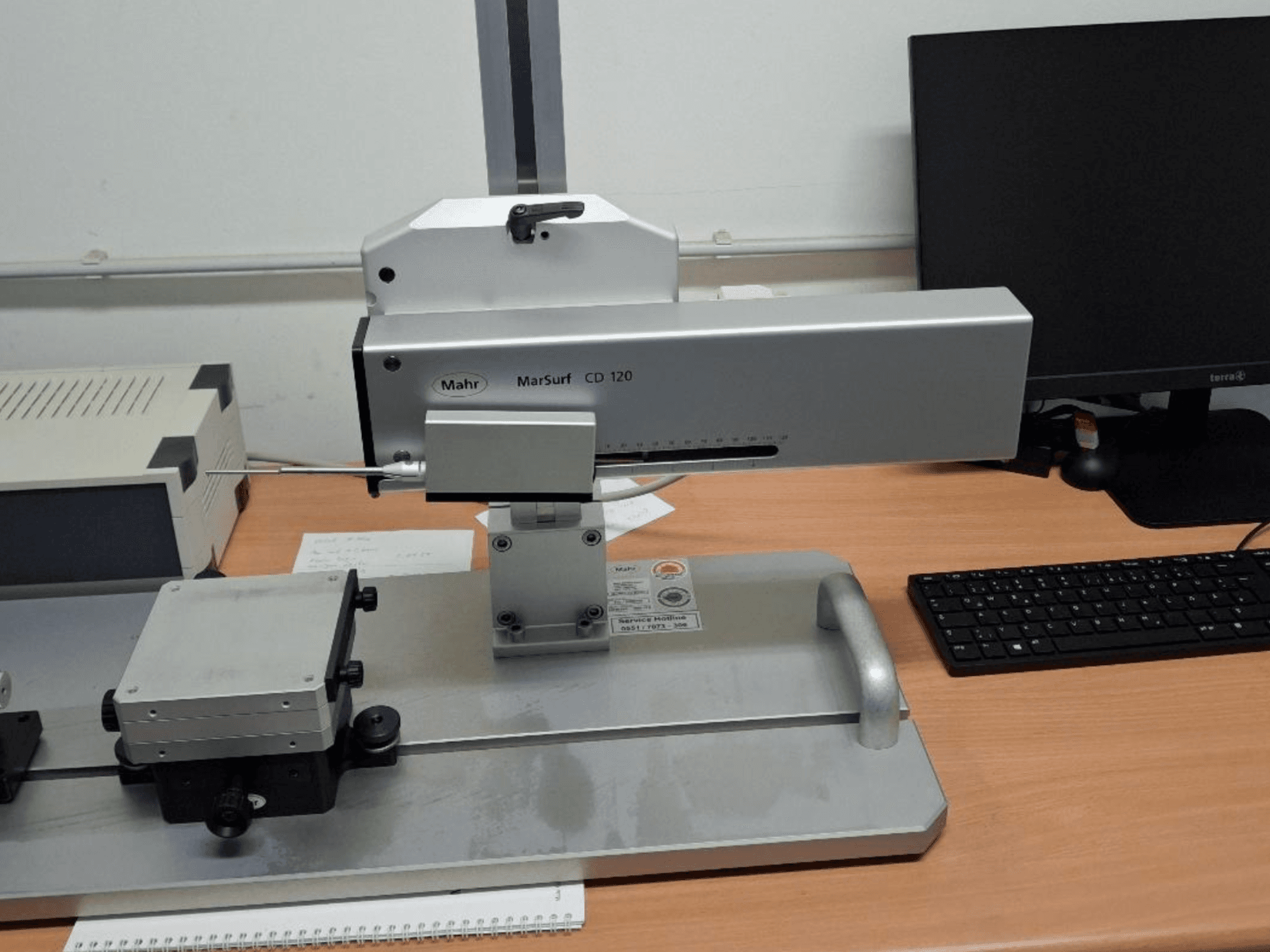 КИМ Mahr MARSURF CD 120 спереди, видна измерительная головка, панель управления и установленный измерительный стол.
