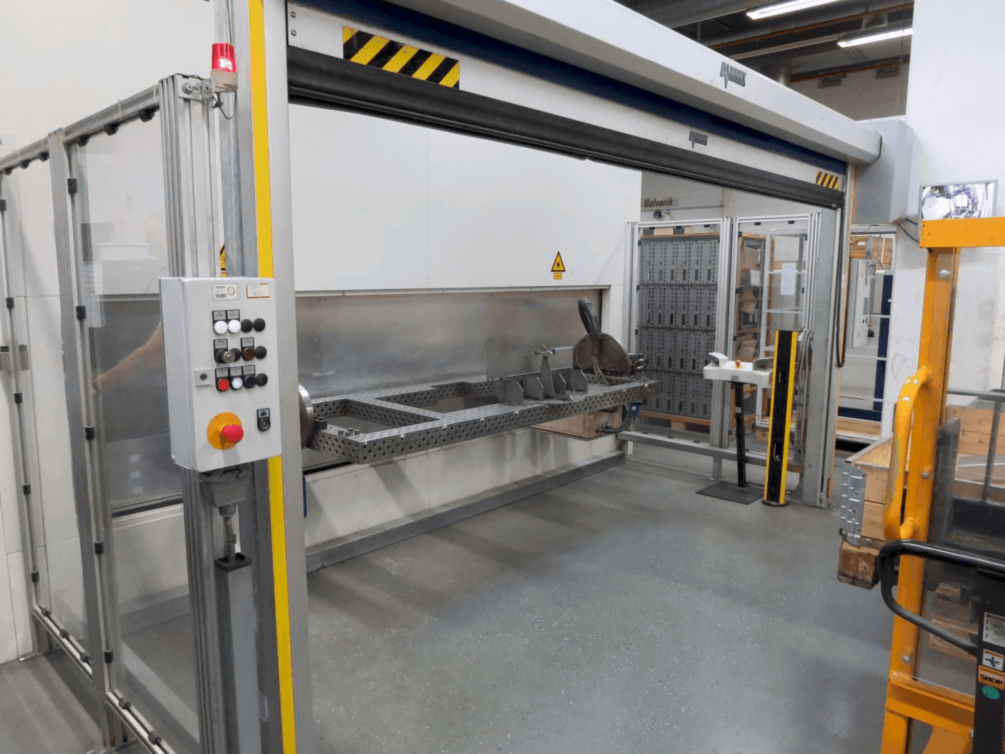 Вид станка TRUMPF TruLaser Robot 5020 спереди