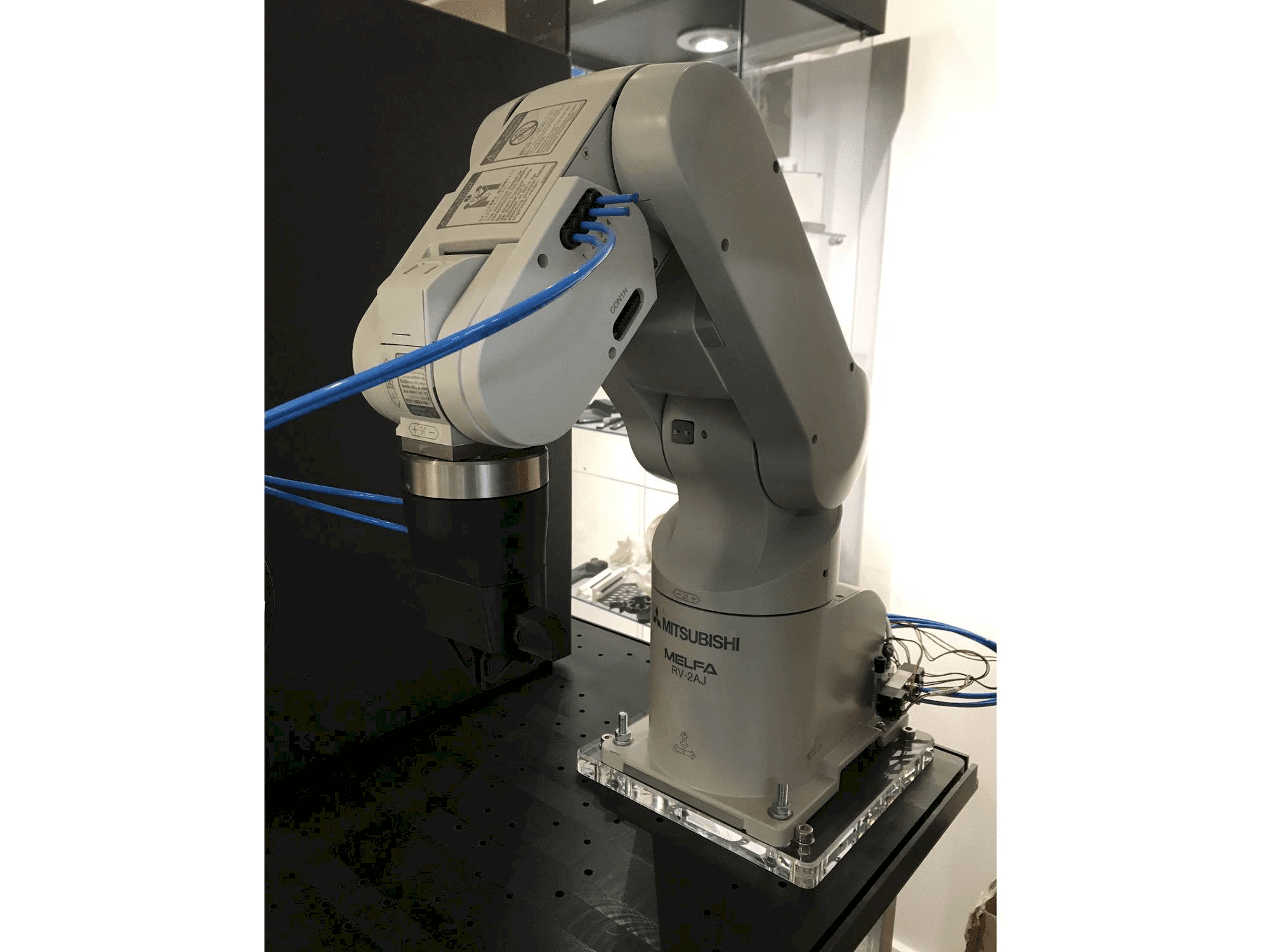 Вид станка Mitsubishi RV-2AJ спереди