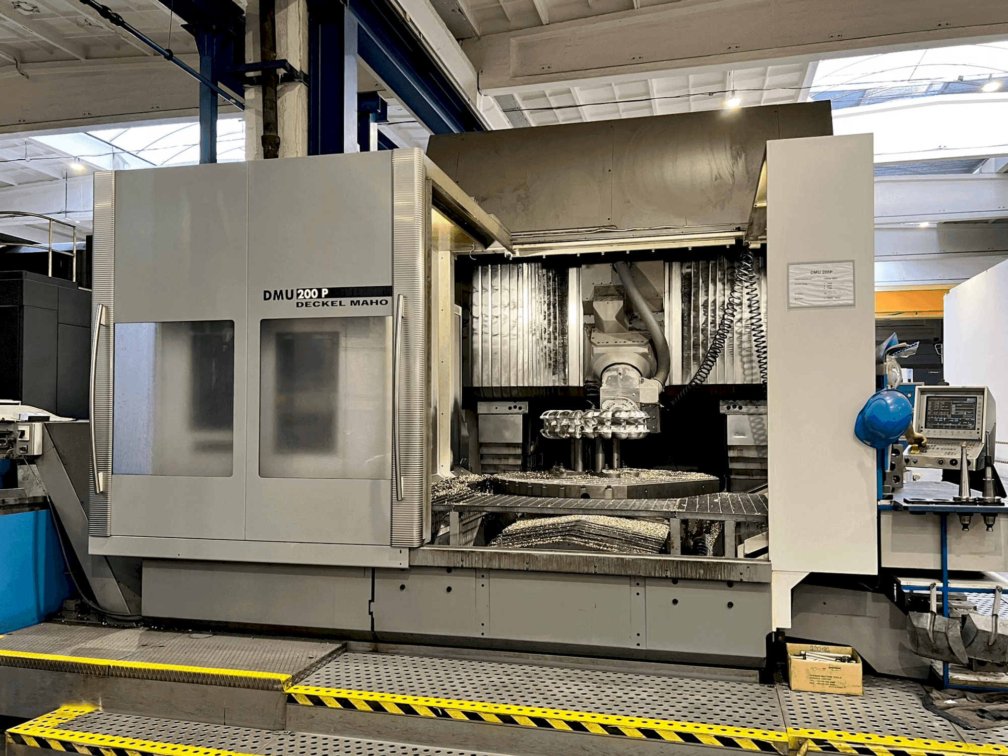Вид станка DECKEL MAHO DMU 200P спереди