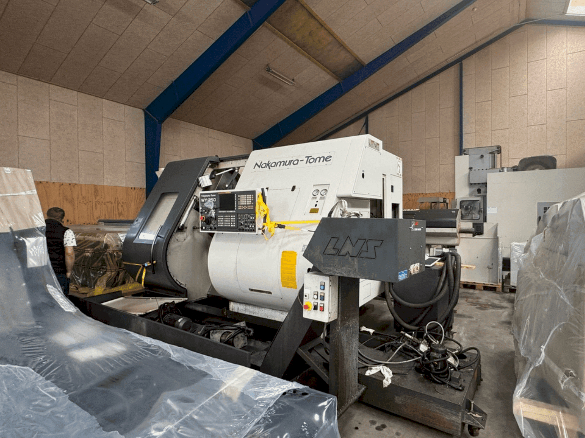 Вид станка NAKAMURA-TOME WY-250 спереди