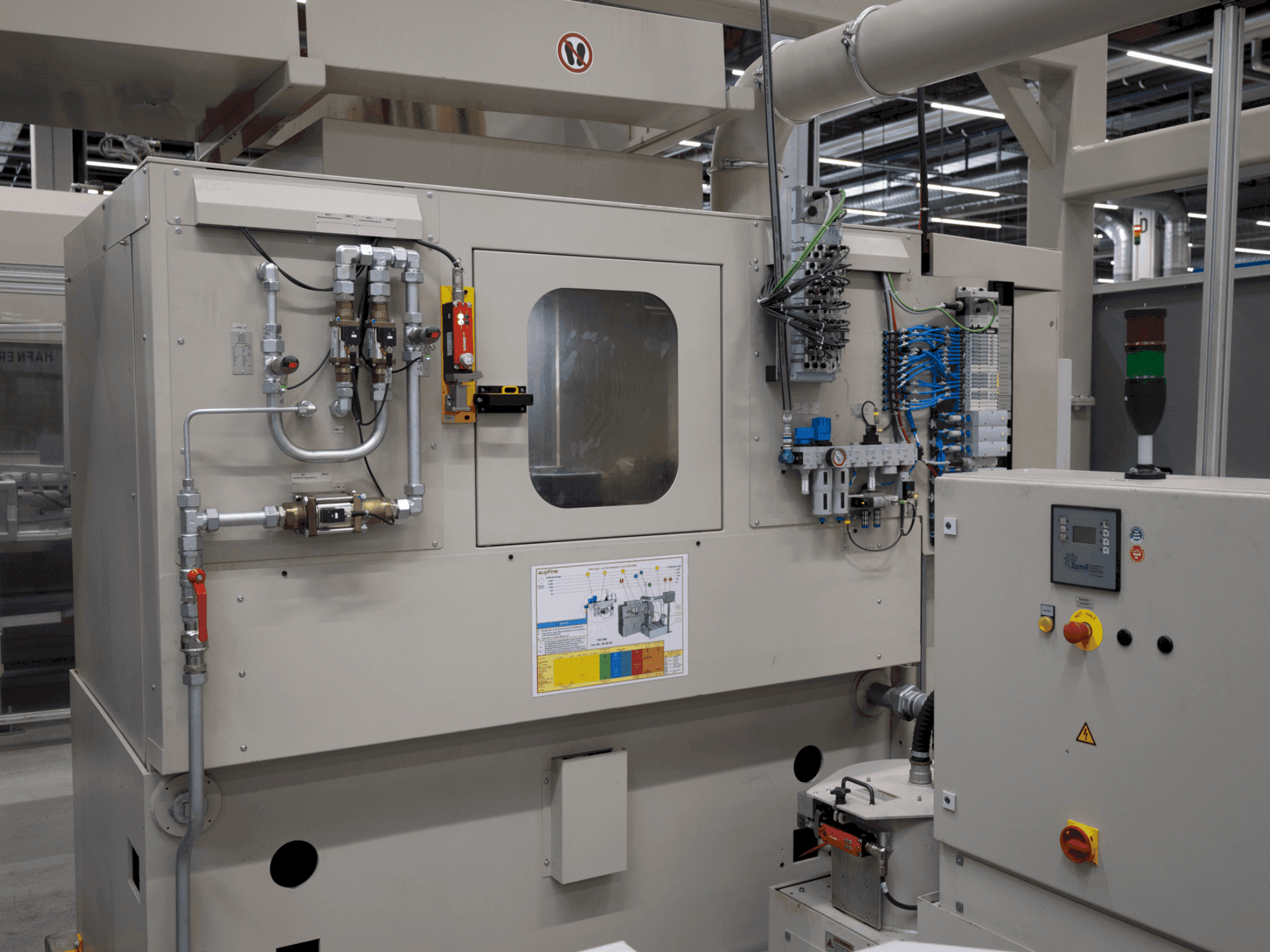 Вид станка SUPFINA LCM 220/4-220/3 спереди