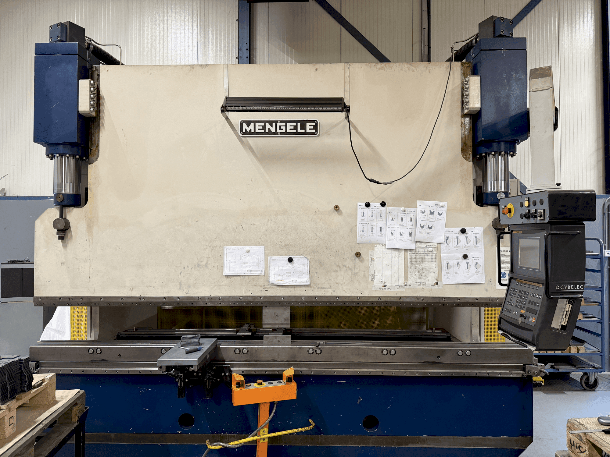 Вид станка MENGELE HB175-30/35 спереди
