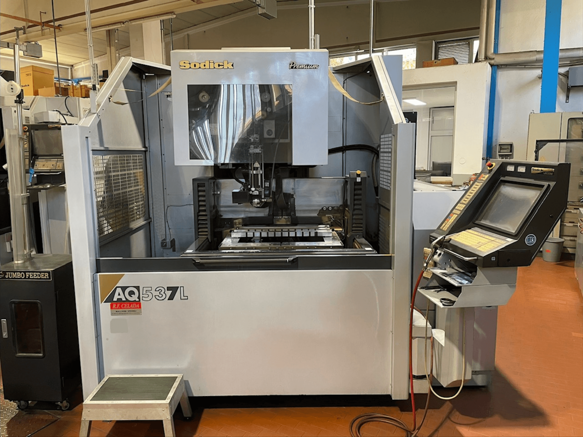 Проволочно-вырезной станок Sodick AQ537L спереди, панель управления и зона обработки с видимыми компонентами.