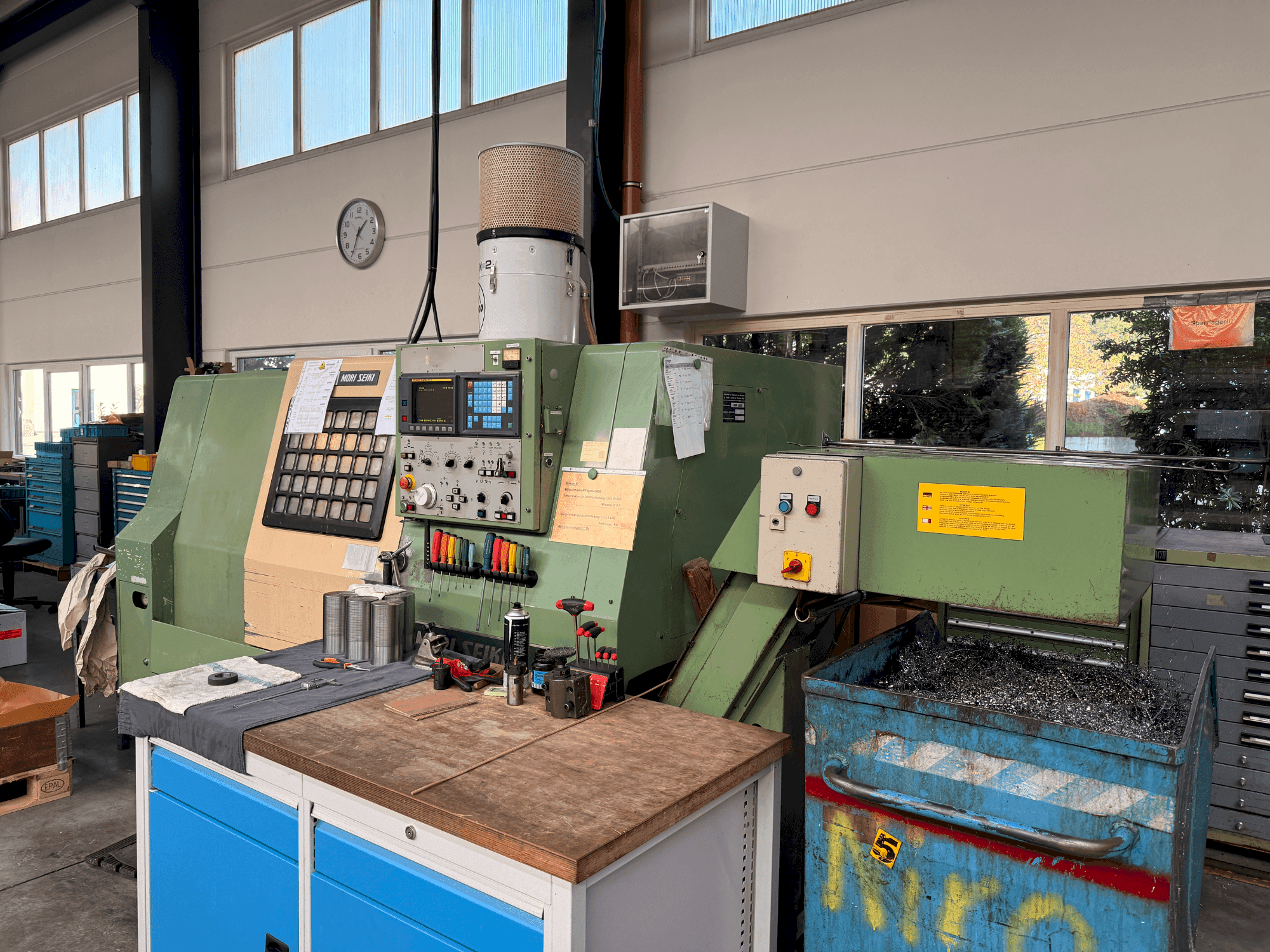 Вид станка MORI SEIKI SL 25 (1989) спереди