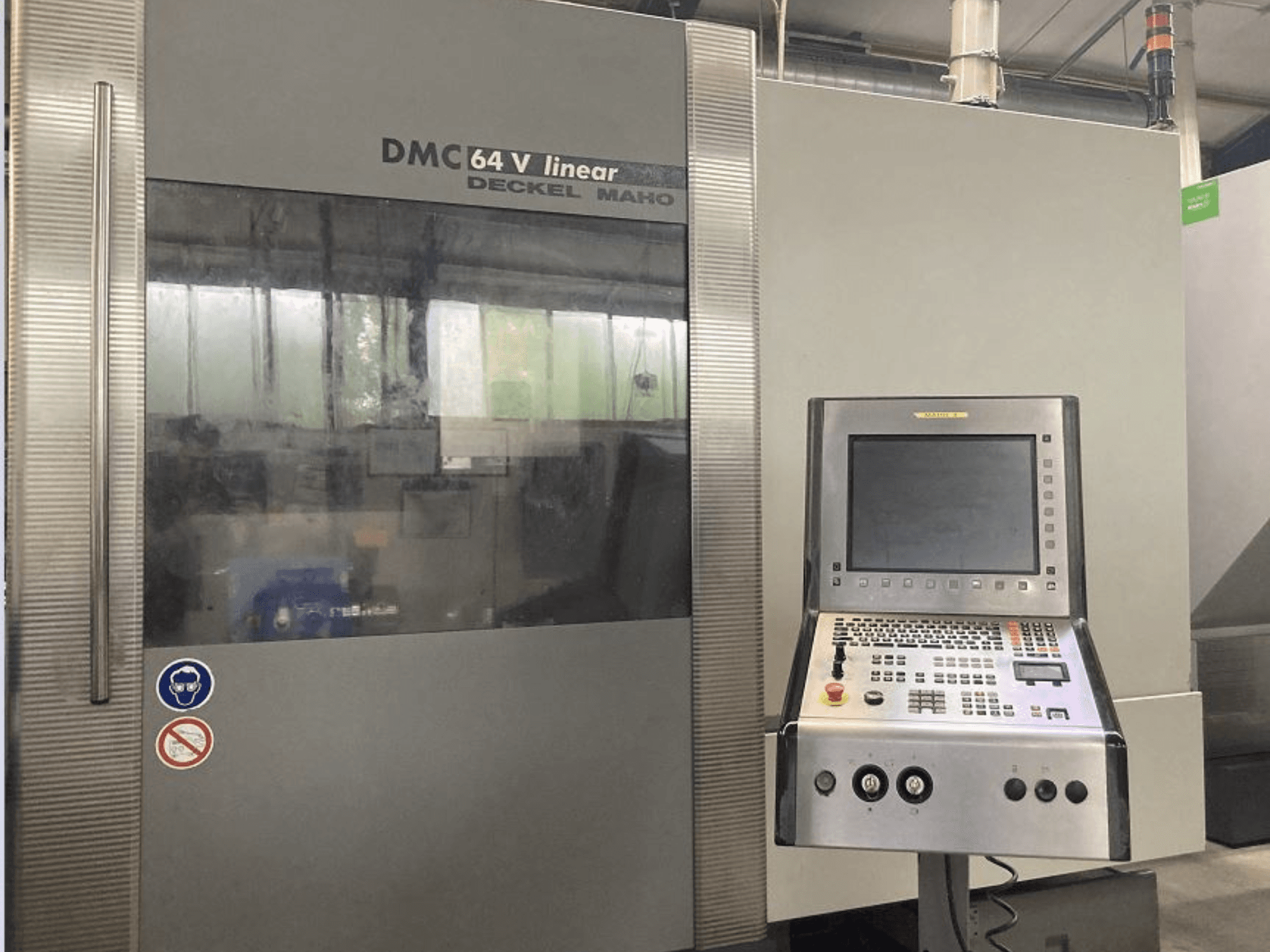 Линейный вертикальный обрабатывающий центр DMG DECKEL MAHO DMC 64V, вид спереди на панель управления и дисплей.