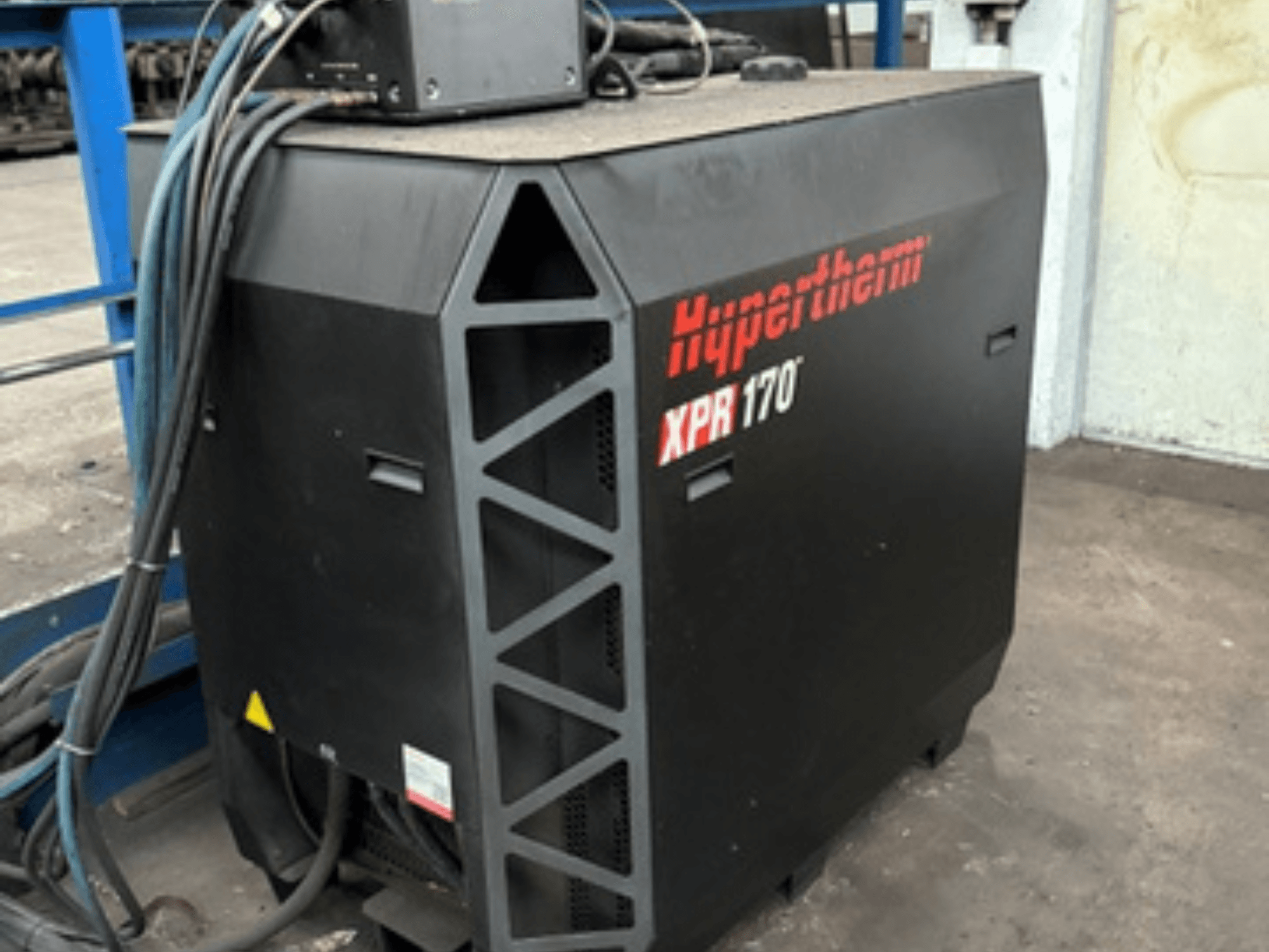 Плазморез Hypertherm XPR170, вид сбоку, с вентиляционными отверстиями для охлаждения и несколькими кабелями для управления.