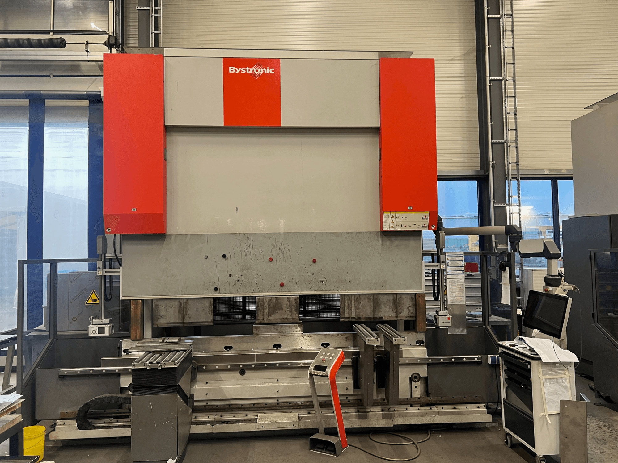 Листогибочный станок Bystronic с видом спереди, с элегантным дизайном, панелью управления и функциями безопасности.