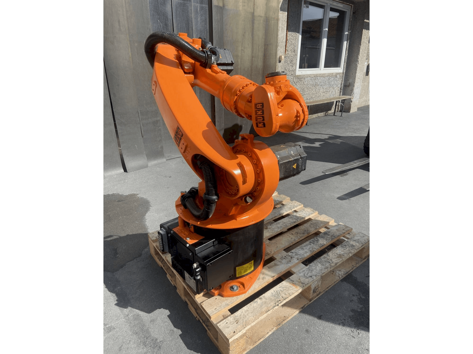 Вид станка KUKA Kr16 спереди