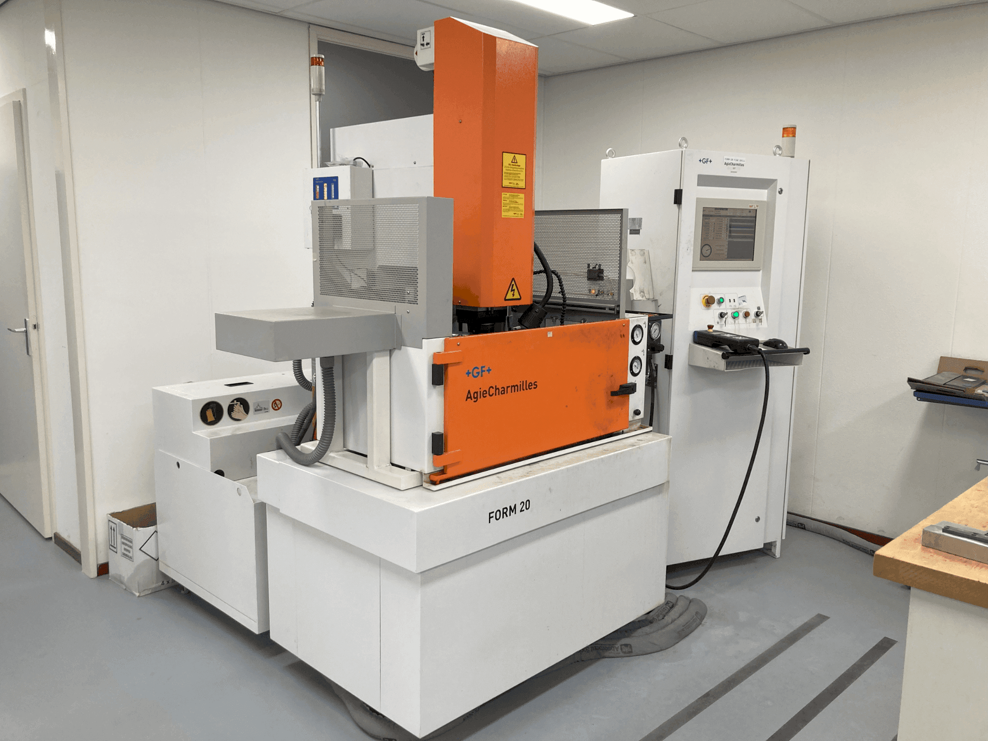 Вид станка AgieCharmilles CABINET FORM20 спереди