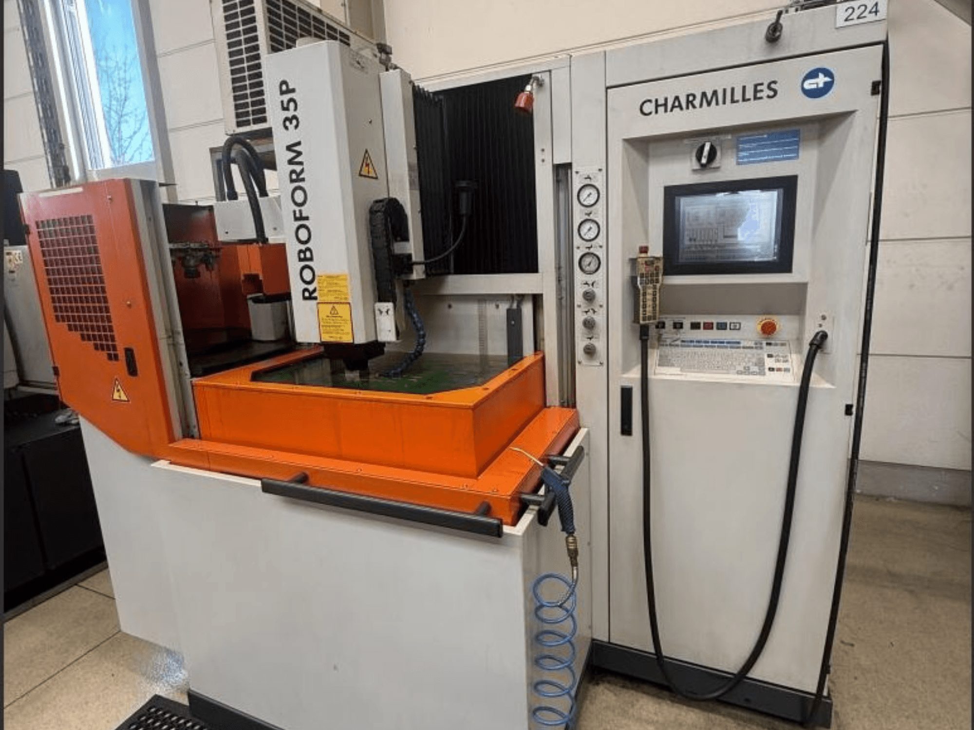 Станок Charmilles ROBOFORM 35P для электроэрозионной обработки давлением, вид спереди, с панелью управления, порталом и баком для жидкости в работе.