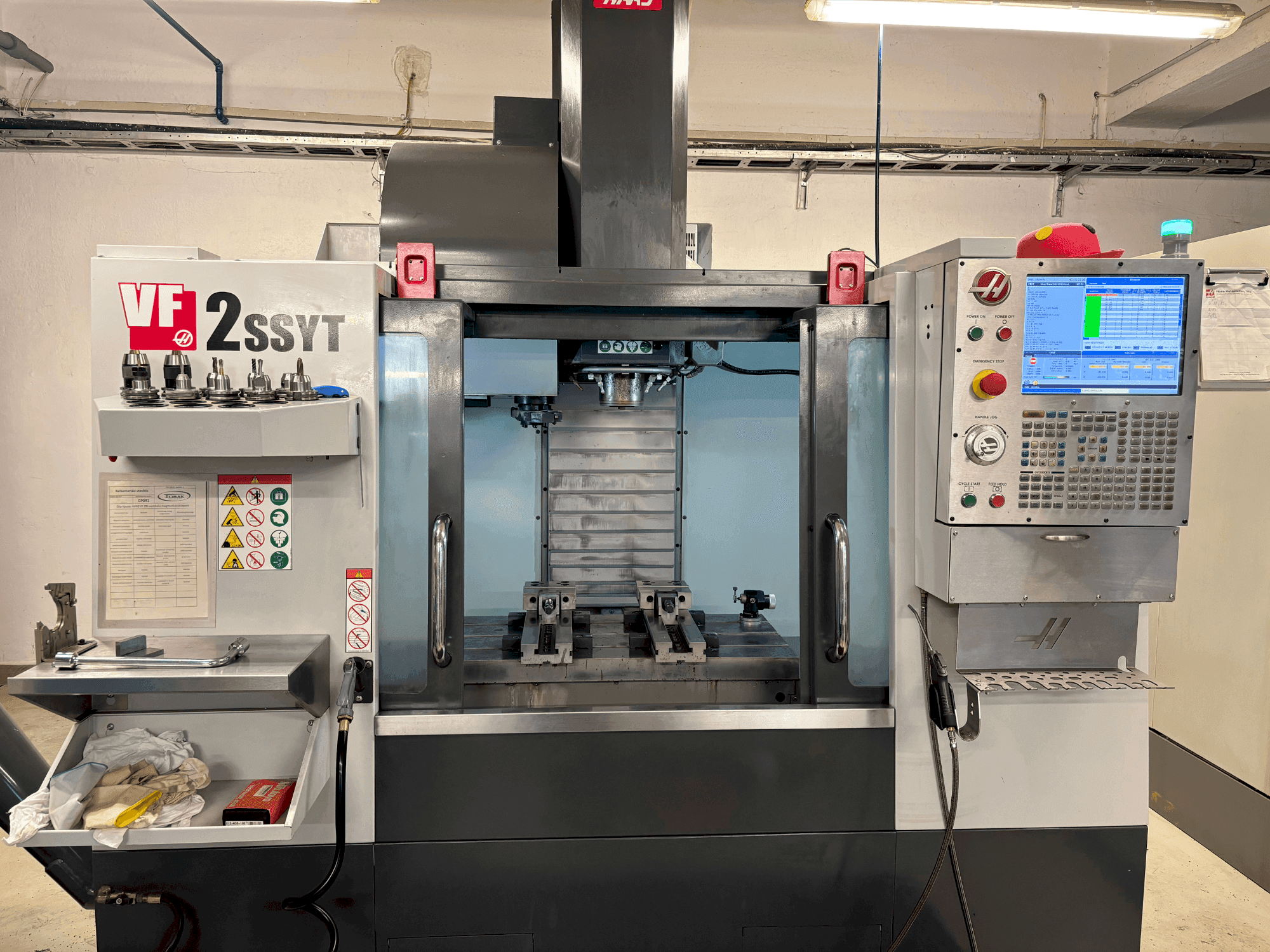 Вид станка HAAS HAAS VF-2SSYT спереди