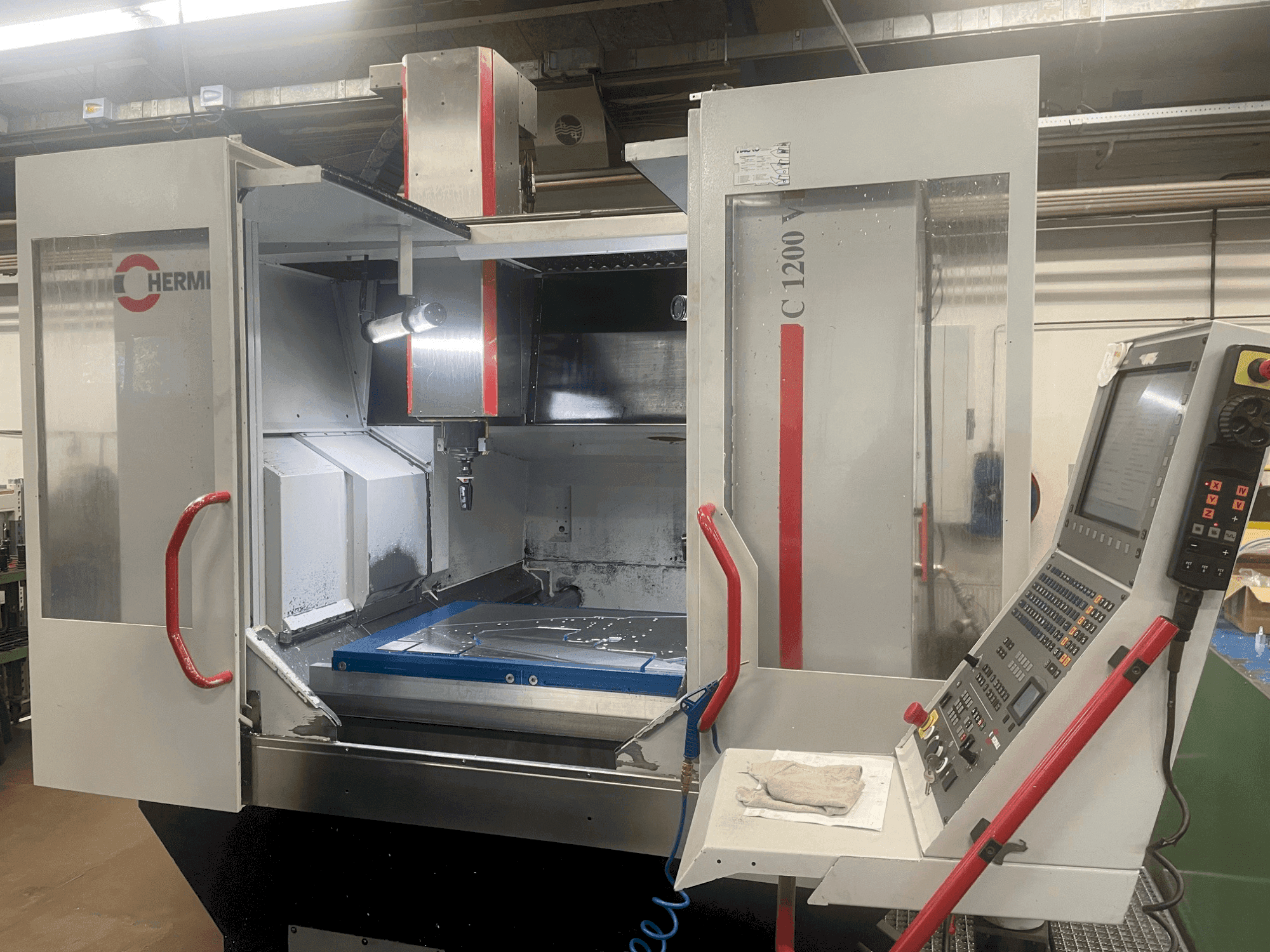 Вид станка HERMLE C 1200 V спереди