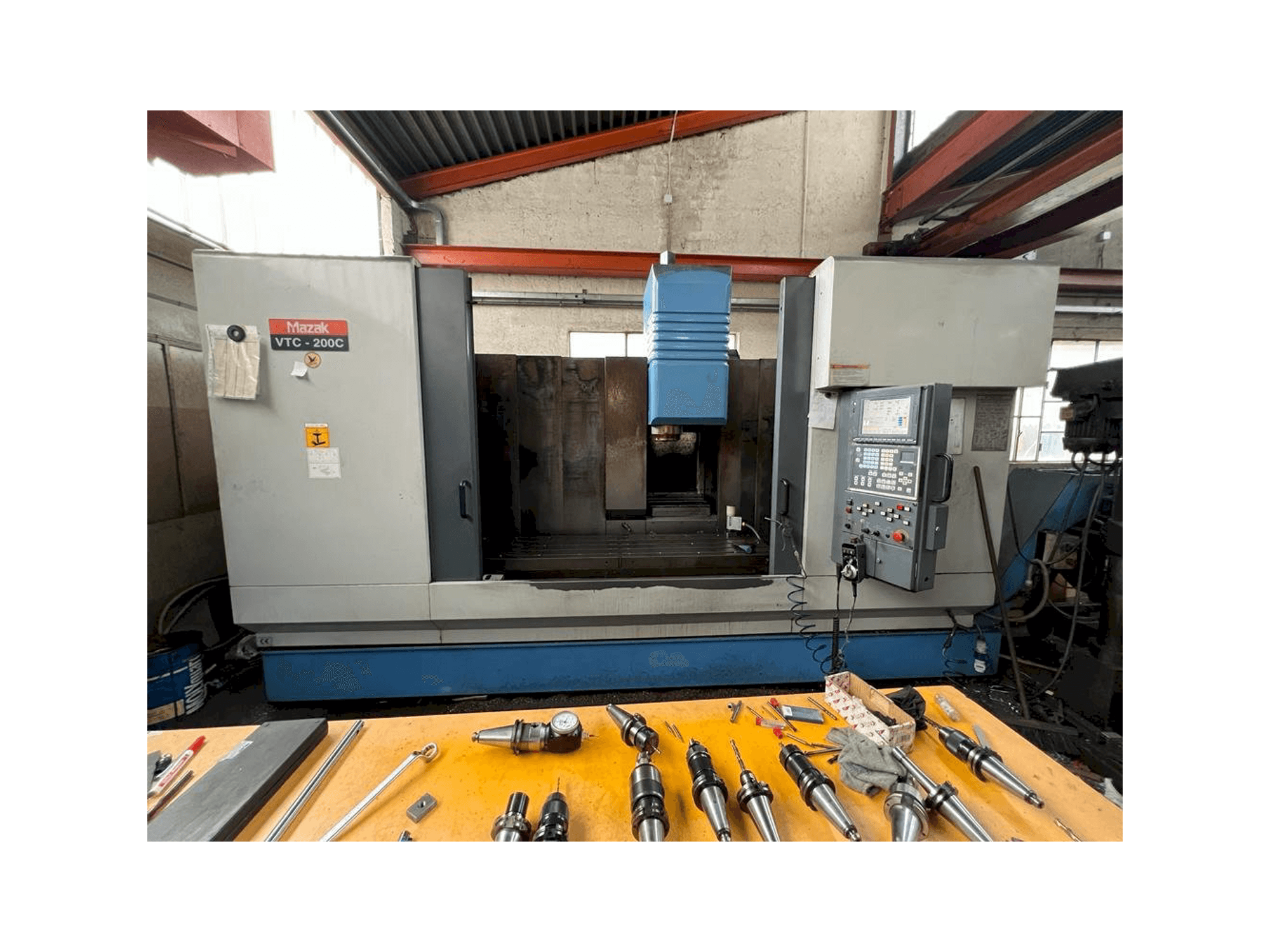 Вид станка Mazak VTC 200C спереди