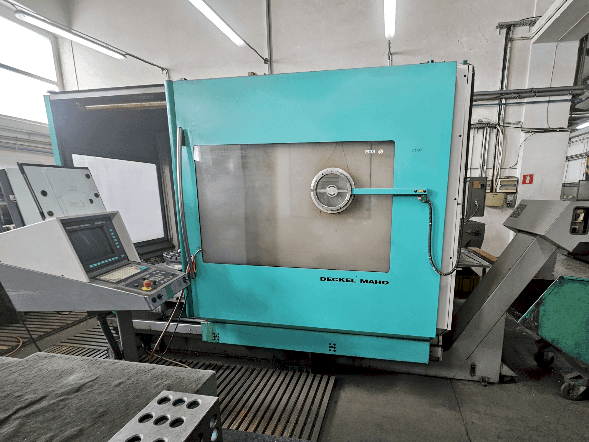 Вид станка DECKEL MAHO DMU 60P спереди