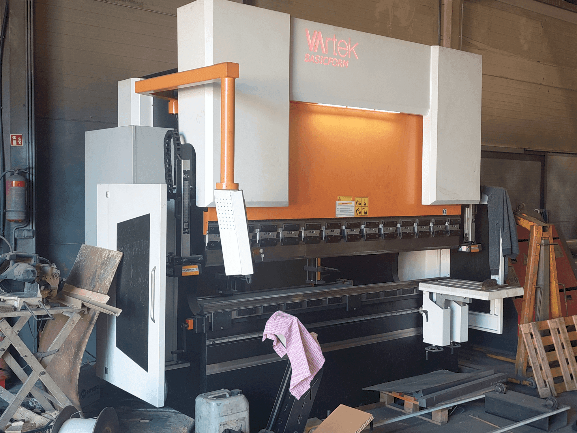 Вид станка VARTEK BasicForm 2600 / 135 CNC спереди