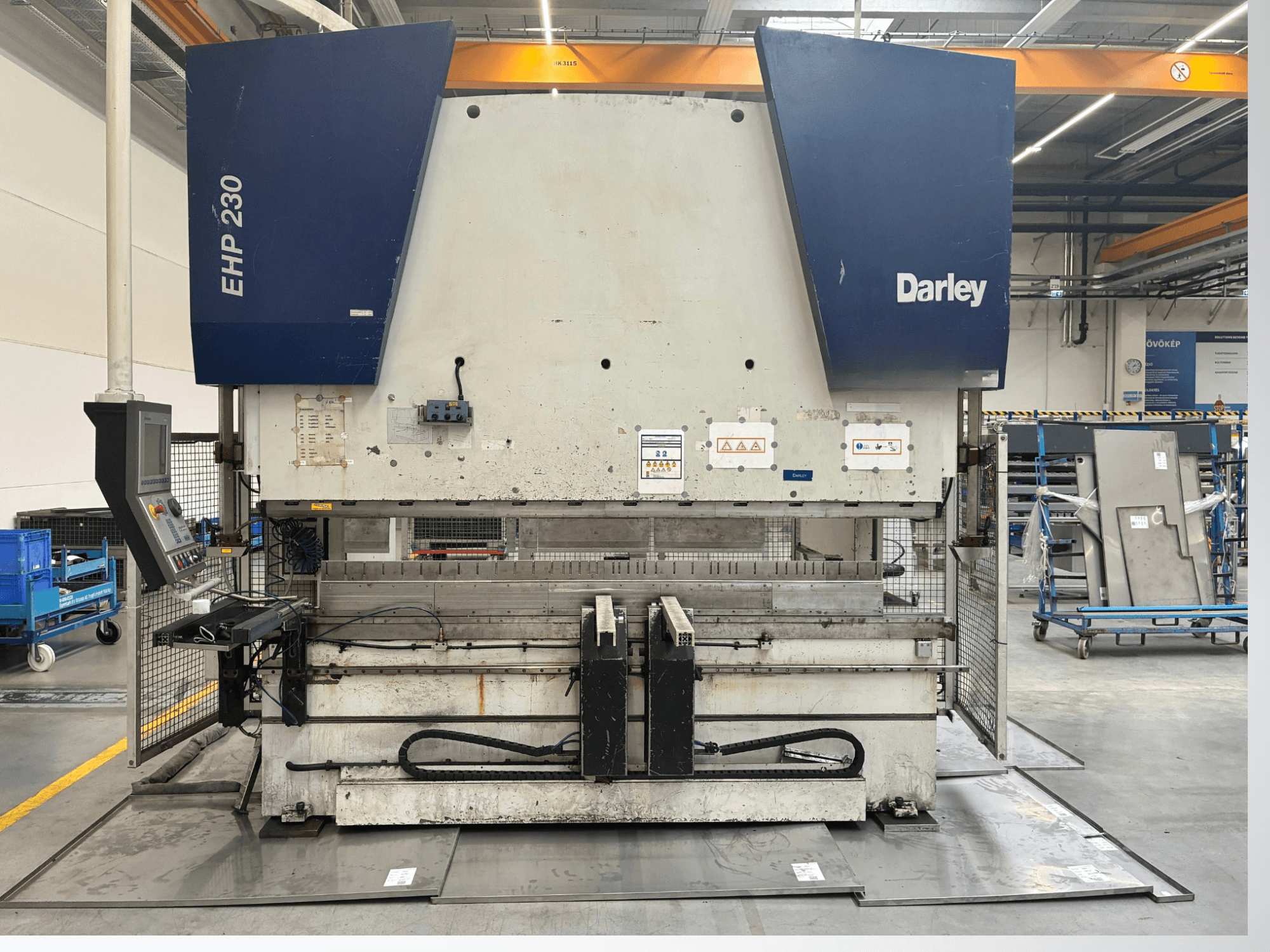 Гидравлический пресс Darley EHP-LS 230.31/25, вид спереди, с панелью управления и металлическими листами рядом. Идеально подходит для промышленного применения.