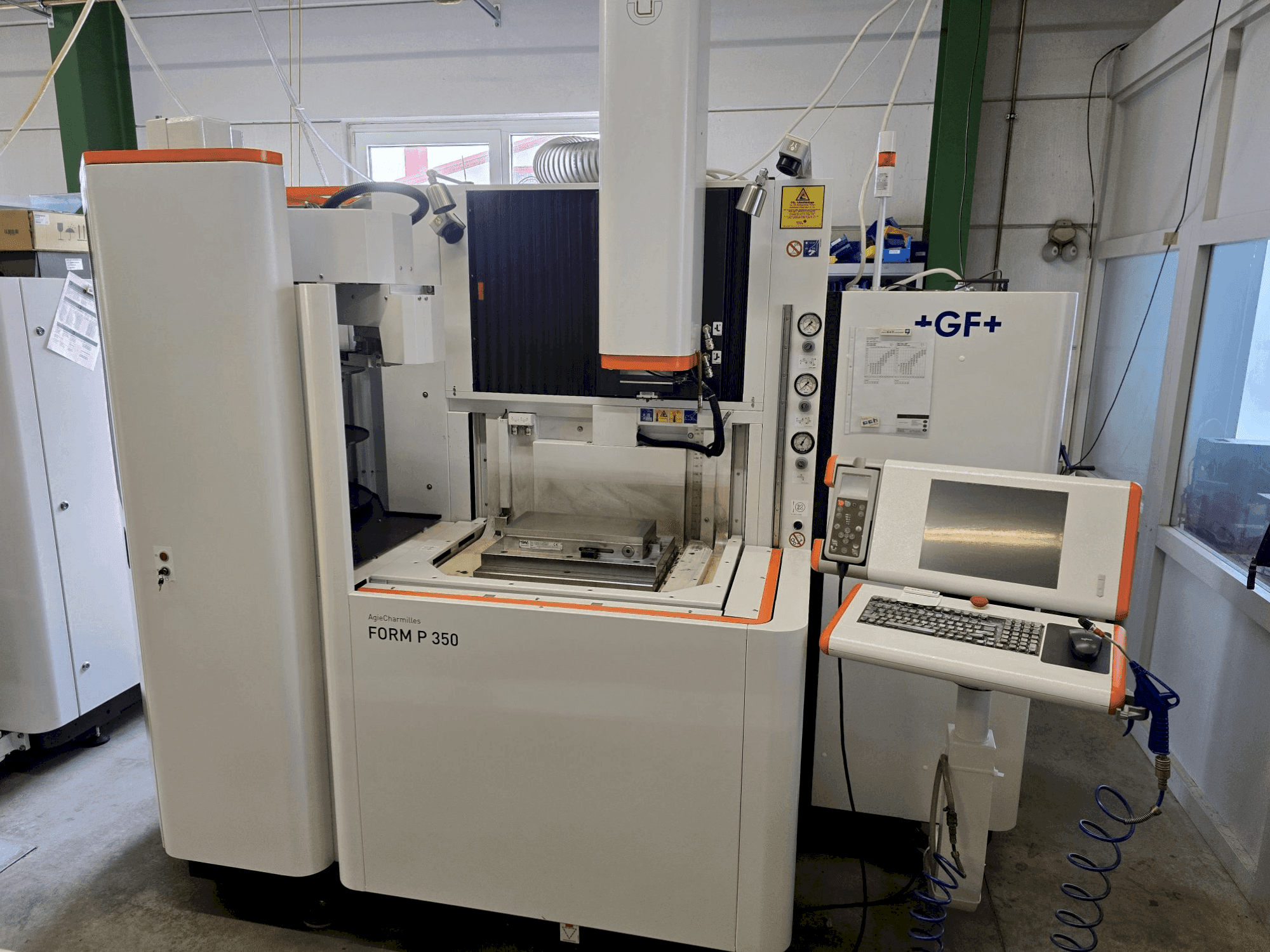 Вид станка AgieCharmilles FORM P 350 спереди