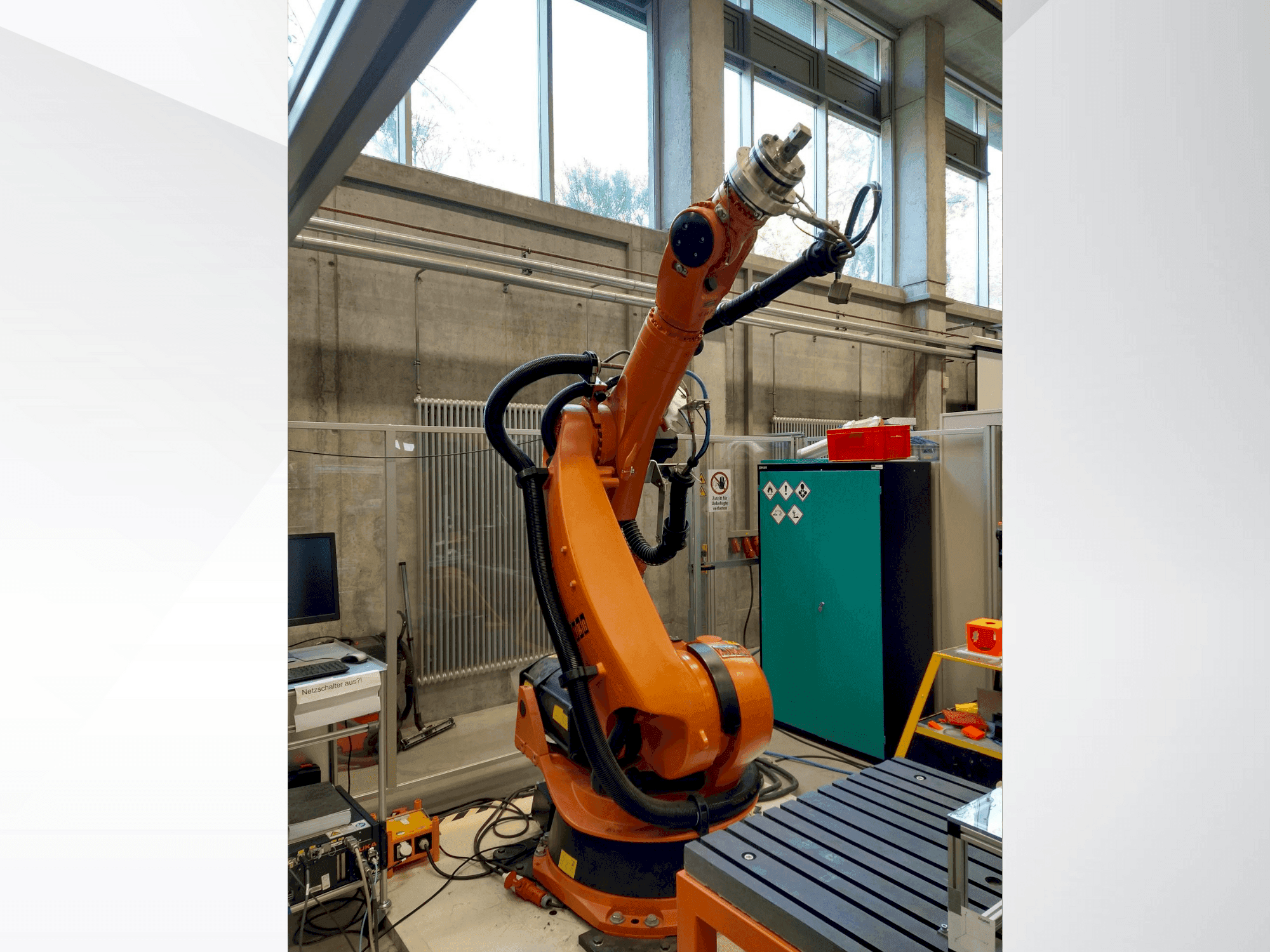 Вид станка KUKA KR 240-2 2000 спереди