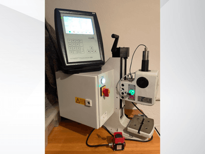 SCHMIDT® PressControl 600, вид спереди, показывает панель управления, кнопку включения и гидравлический пресс с функциями безопасности.