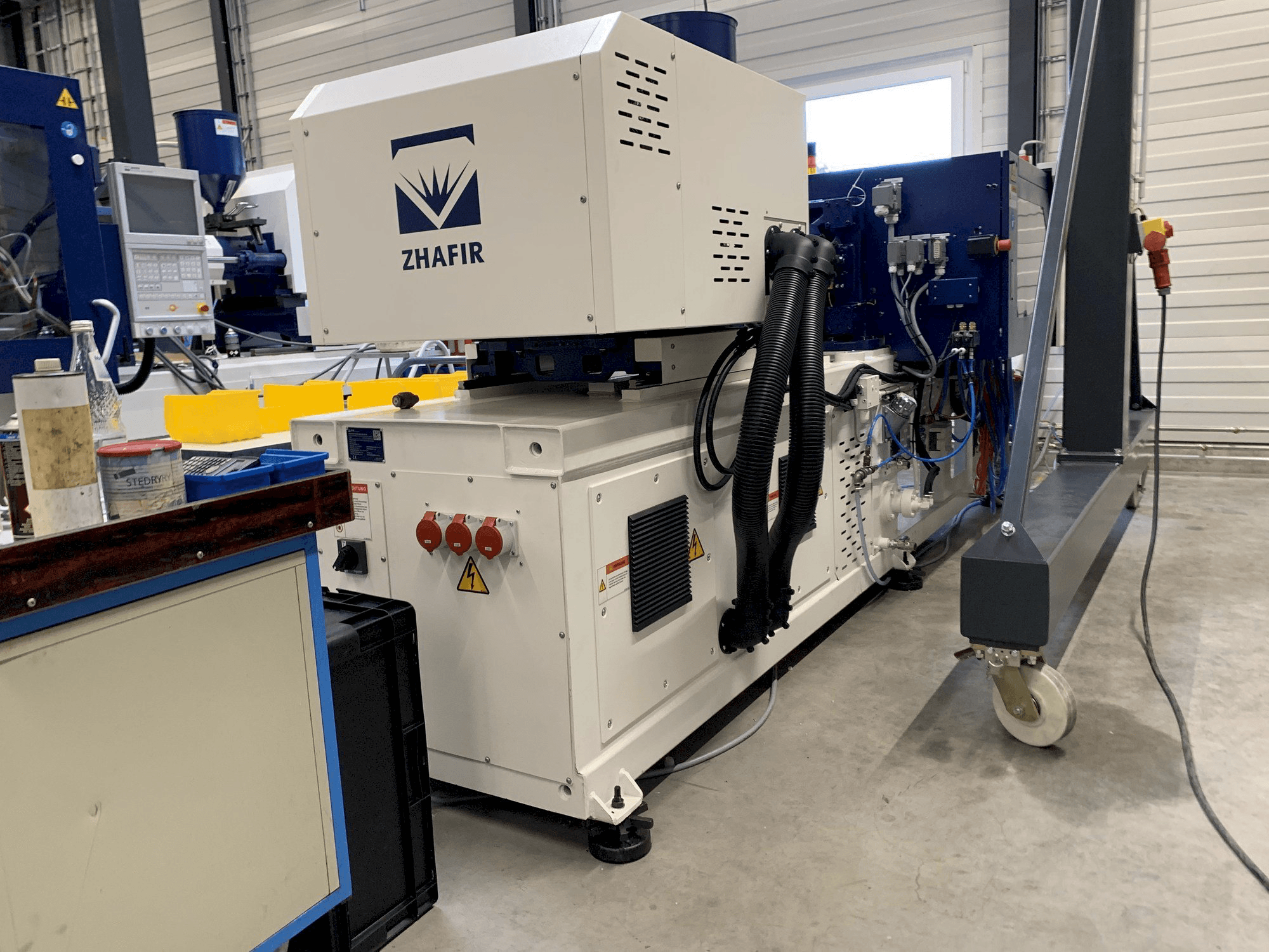 Вид станка с ZHAFIR ZERES 600 Haitian правой стороны