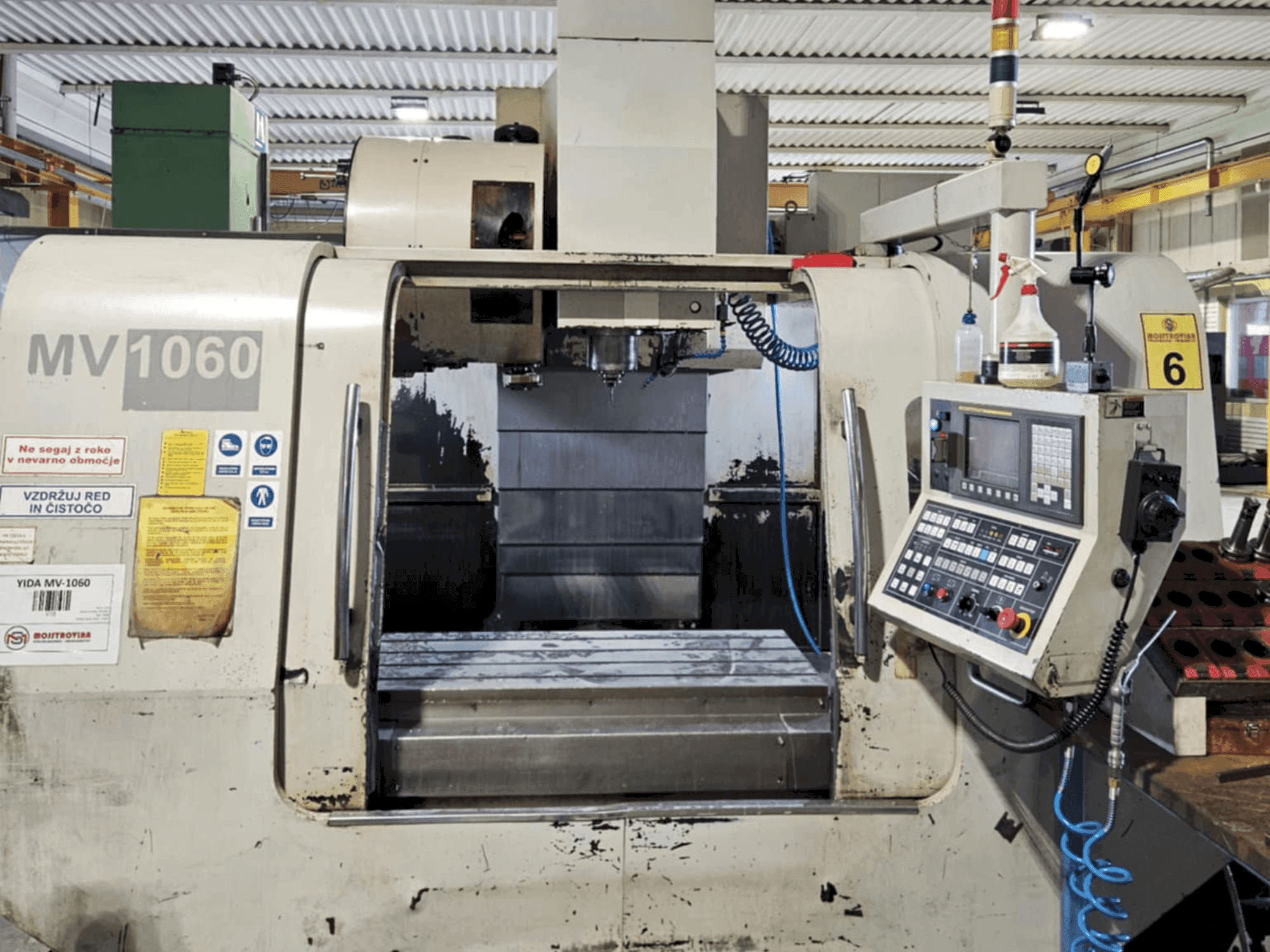 Вид станка Yida MV-1060 спереди