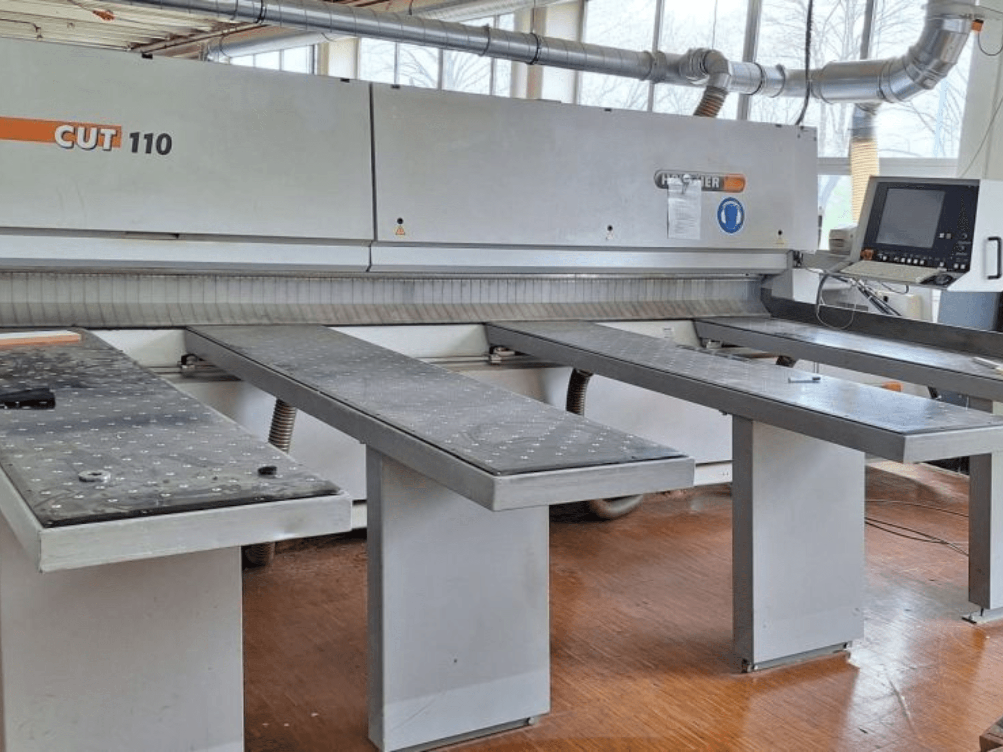 Панельная пила HOLZHER 6310 CUT 110 с видом спереди, с двумя горизонтальными столами и цифровой панелью управления.