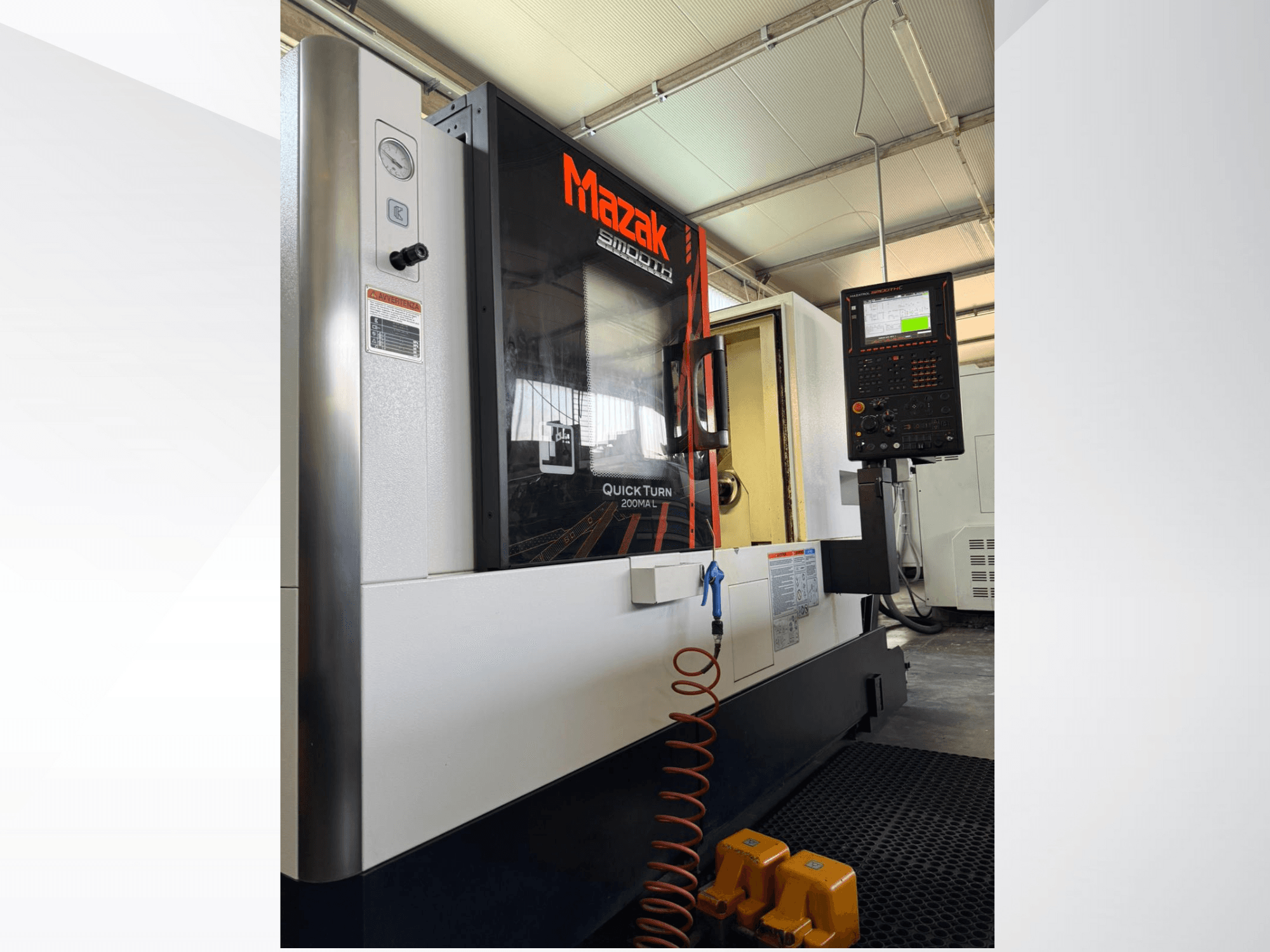 Токарный станок с ЧПУ Mazak Quick Turn серо-черного цвета, вид сбоку с панелью управления и манометром. Идеально подходит для точной обработки.