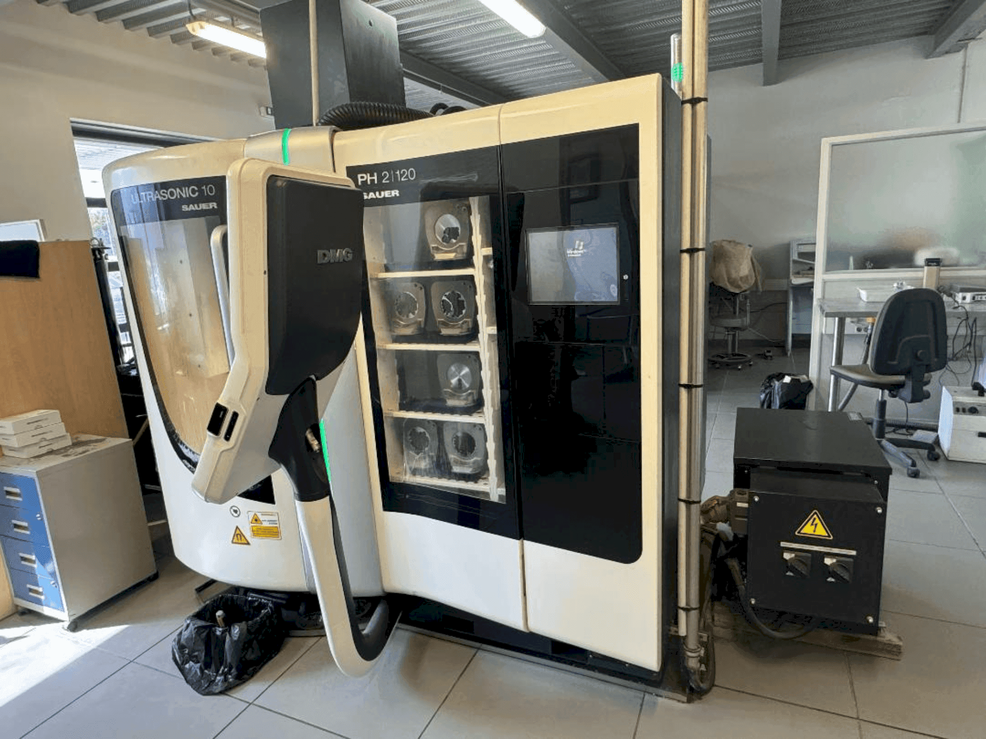 Вид станка DMG ULTRASONIC 10/ DENTAL 10 спереди