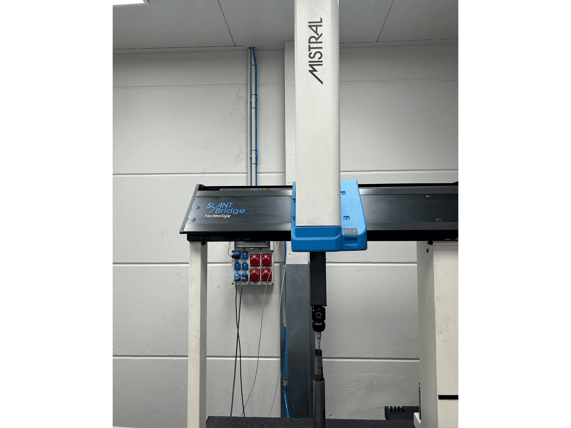 Вид станка DEA Mistrall спереди