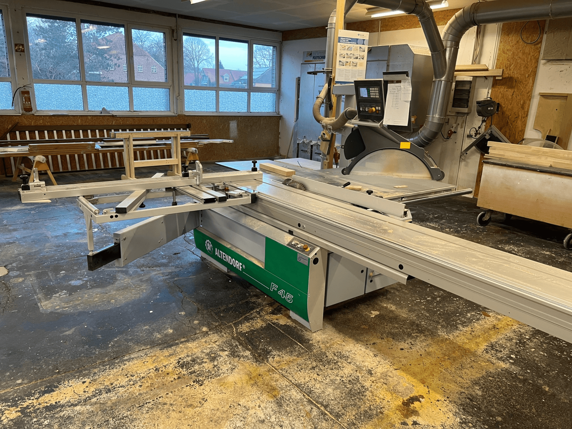 Настольная пила Altendorf F45 в мастерской, вид спереди с регулируемым рычагом и панелью управления. Идеально подходит для точной резки.