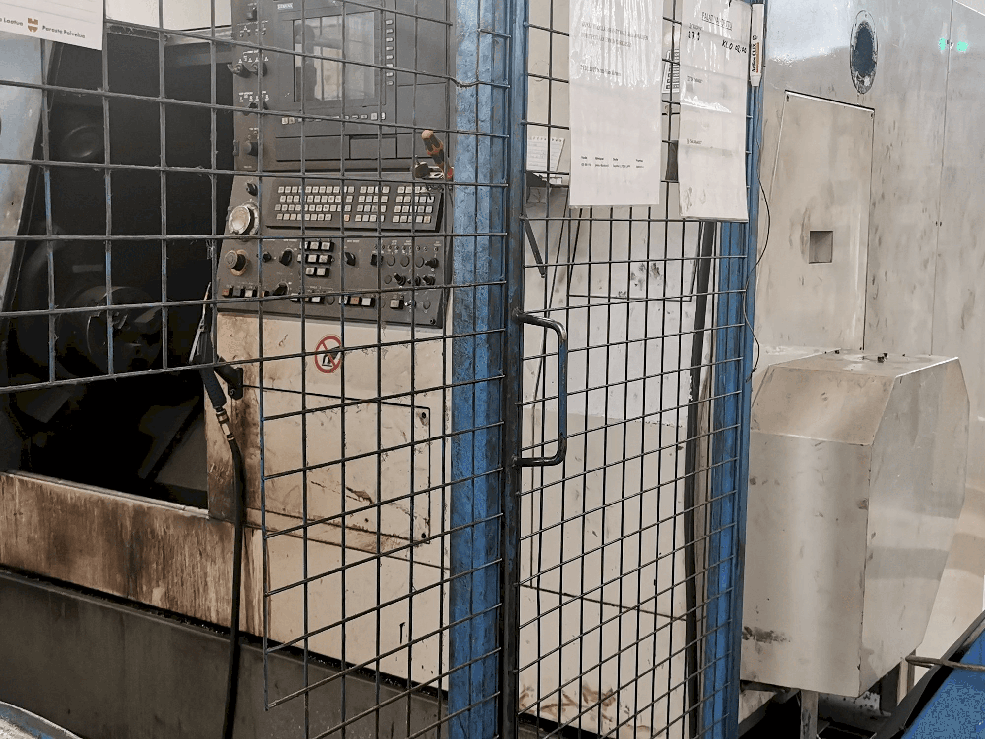 Вид станка Hyundai HIT 250 S спереди