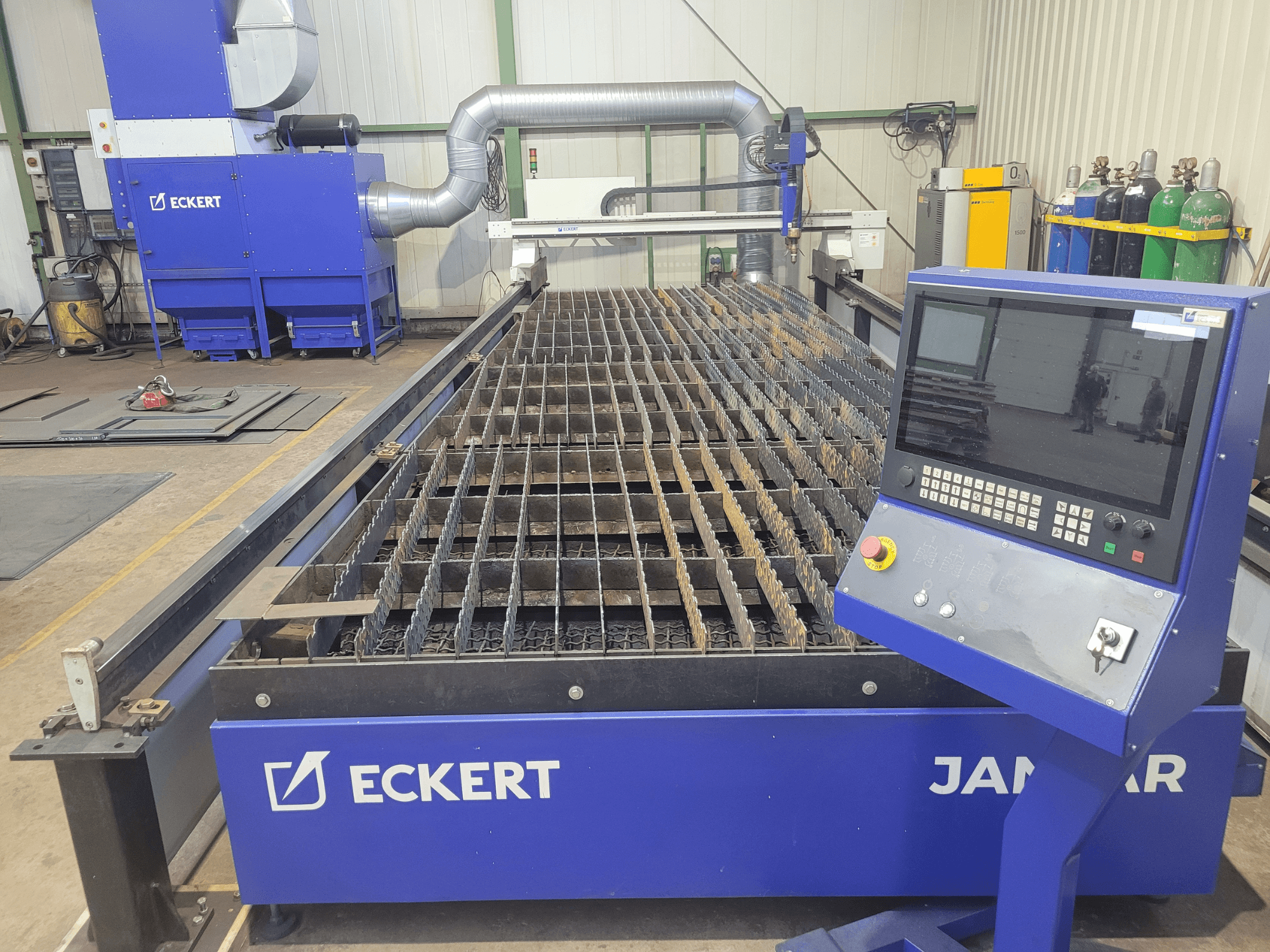 Машина плазменной резки ECKERT Jantar 2, вид спереди с панелью управления и металлической сеткой для точной резки.
