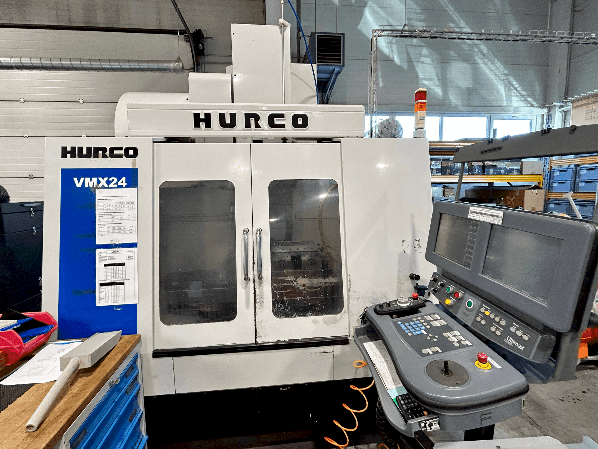 Вид станка Hurco VMX24 спереди