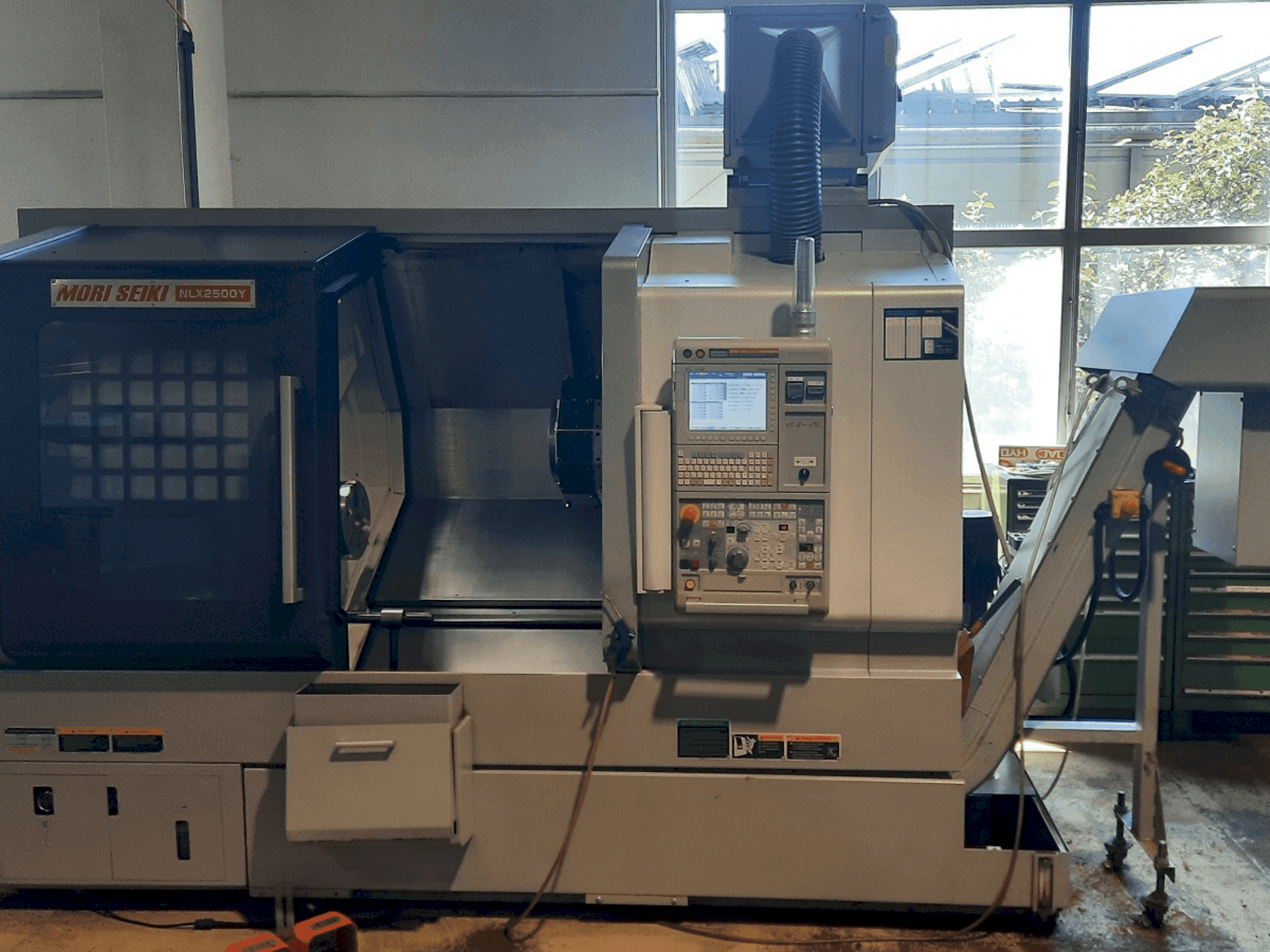 Вид станка DMG Mori Seiki NLX2500Y 700 спереди