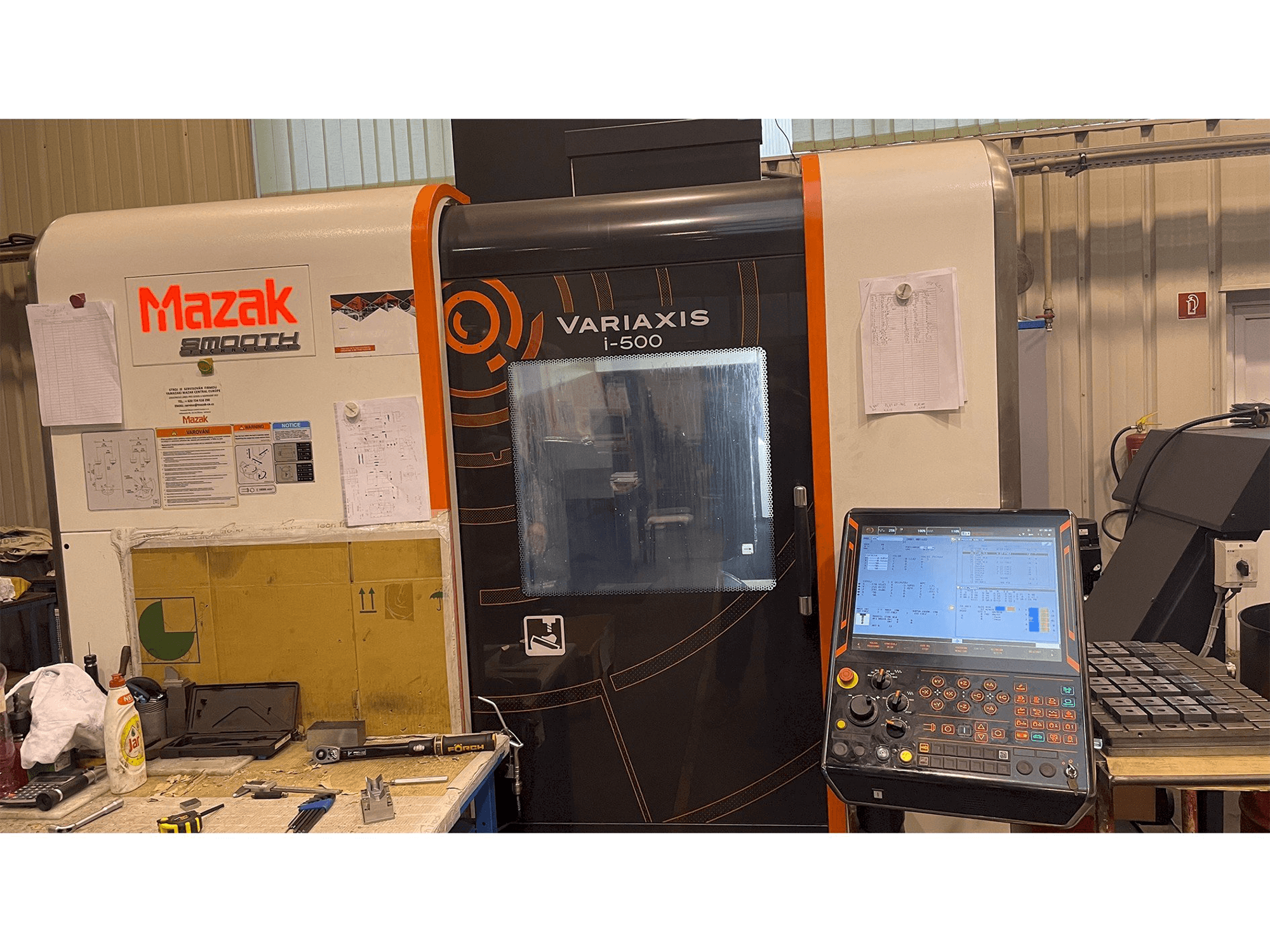 Вид станка Mazak Variaxis i-500 спереди