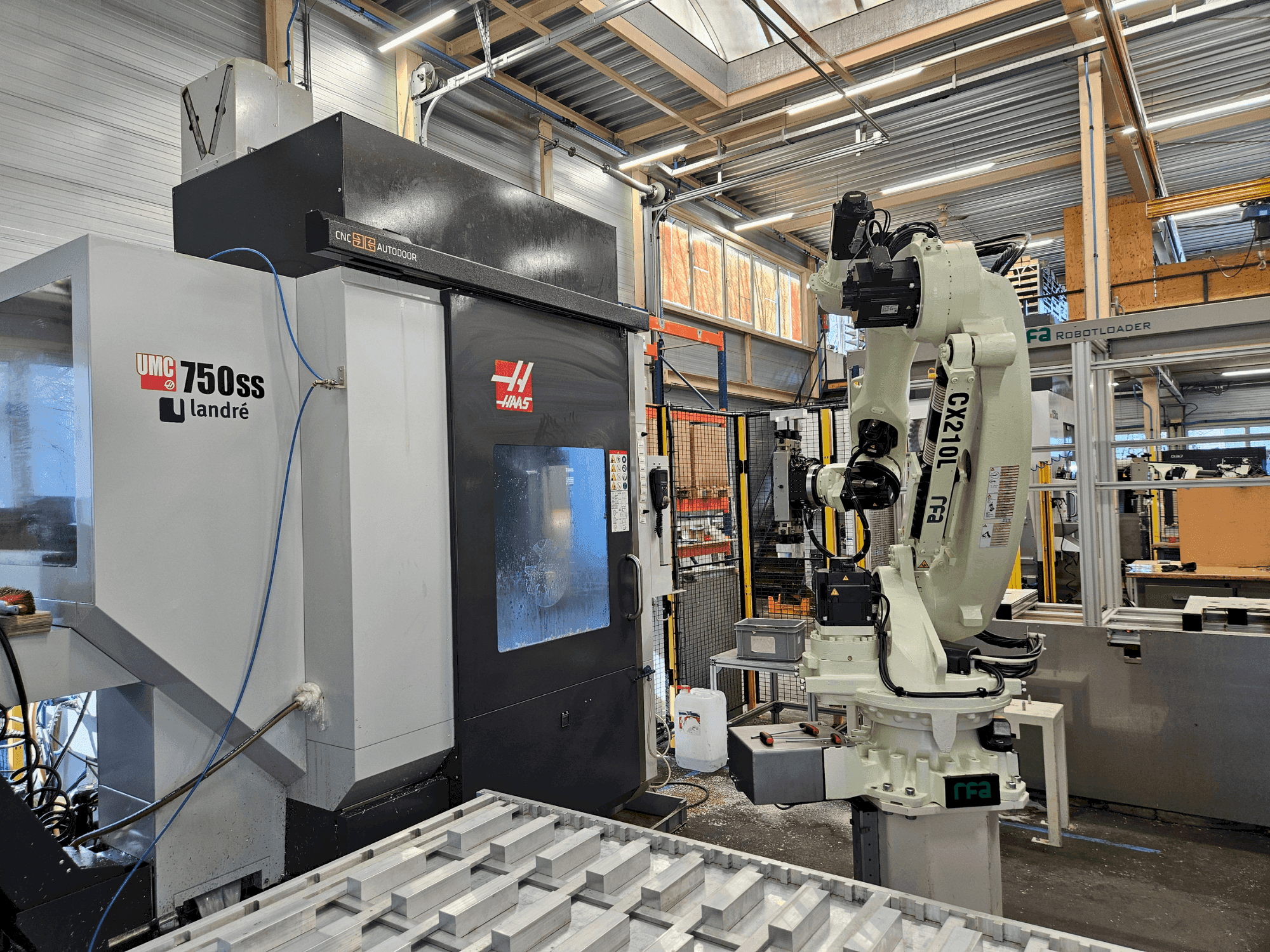Вид станка HAAS UMC-750SS спереди